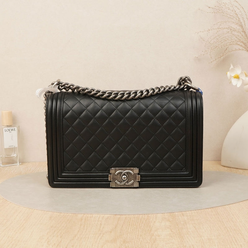 BOY CHANEL Handbag Calfskin & Ruthenium-Finish Metal Black
