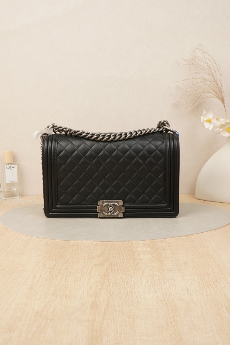 BOY CHANEL Handbag Calfskin & Ruthenium-Finish Metal Black