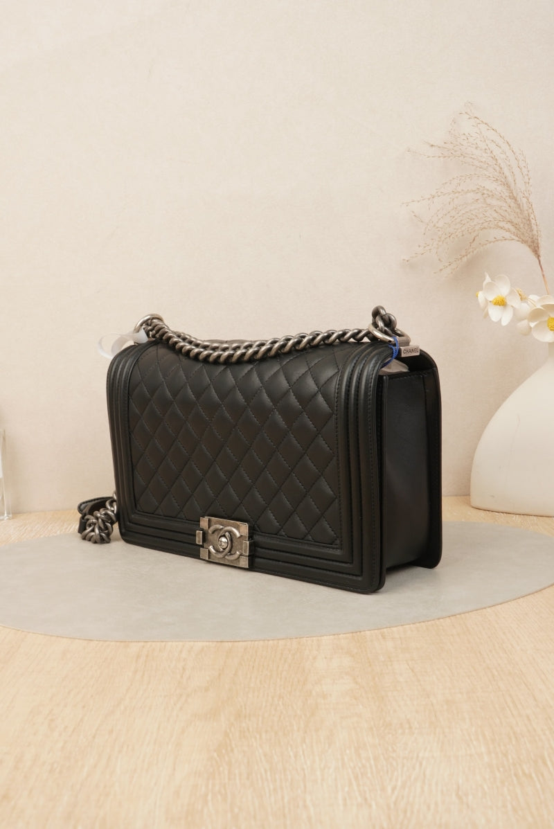 BOY CHANEL Handbag Calfskin & Ruthenium-Finish Metal Black