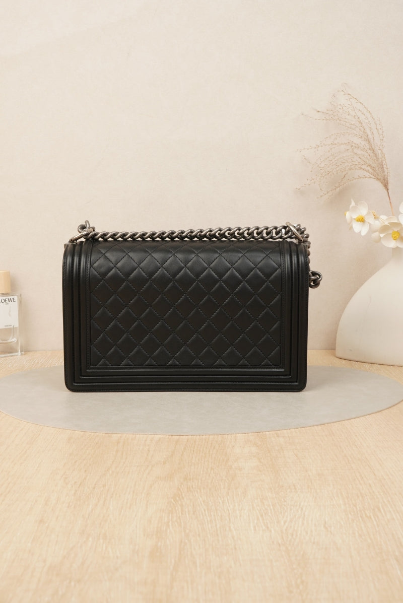 BOY CHANEL Handbag Calfskin & Ruthenium-Finish Metal Black