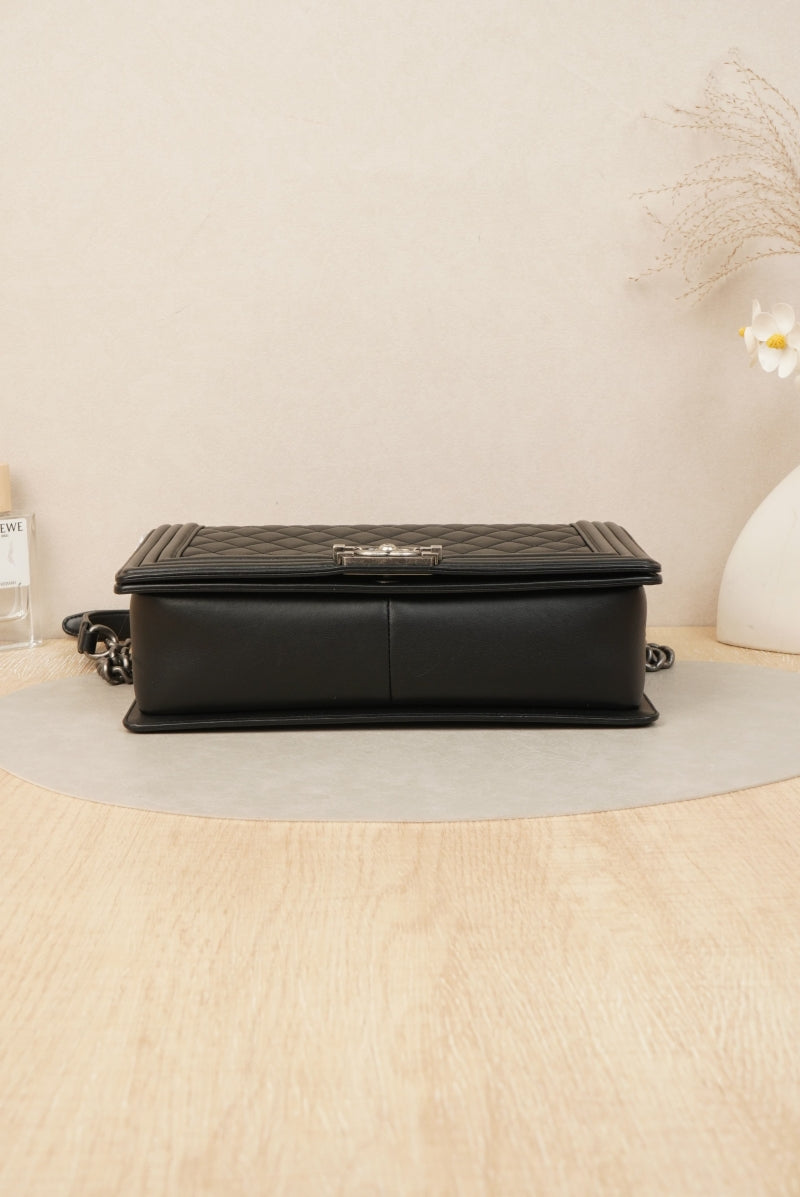 BOY CHANEL Handbag Calfskin & Ruthenium-Finish Metal Black