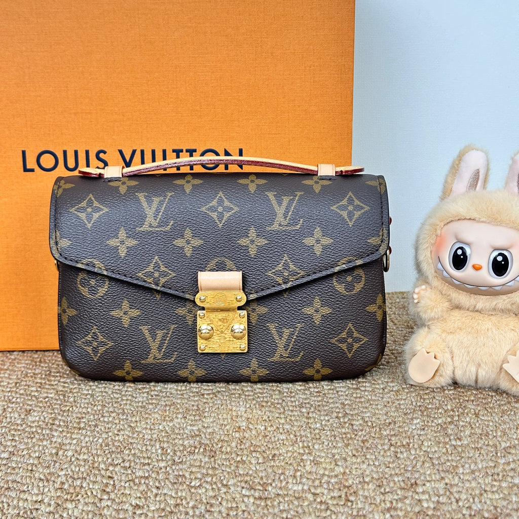 M46279 Pochette Métis East West in Monogram Canvas