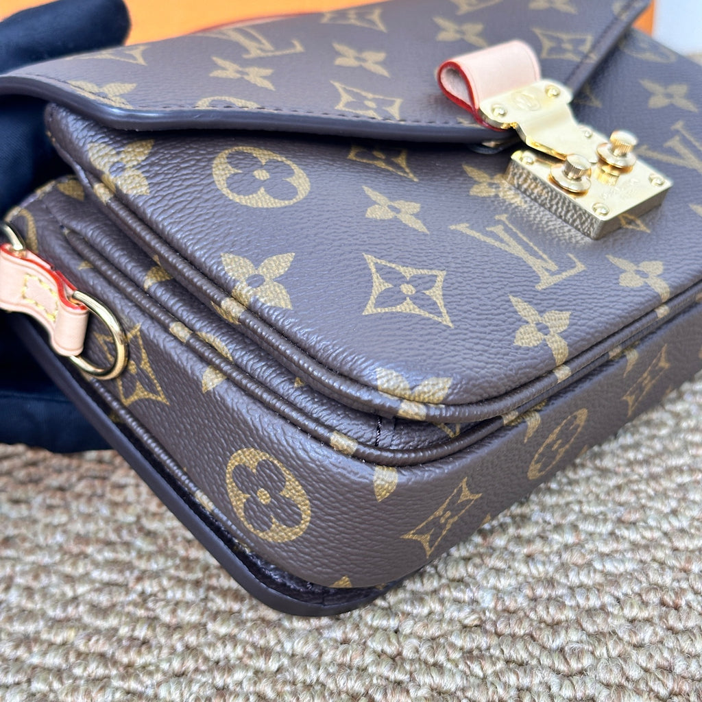M46279 Pochette Métis East West in Monogram Canvas
