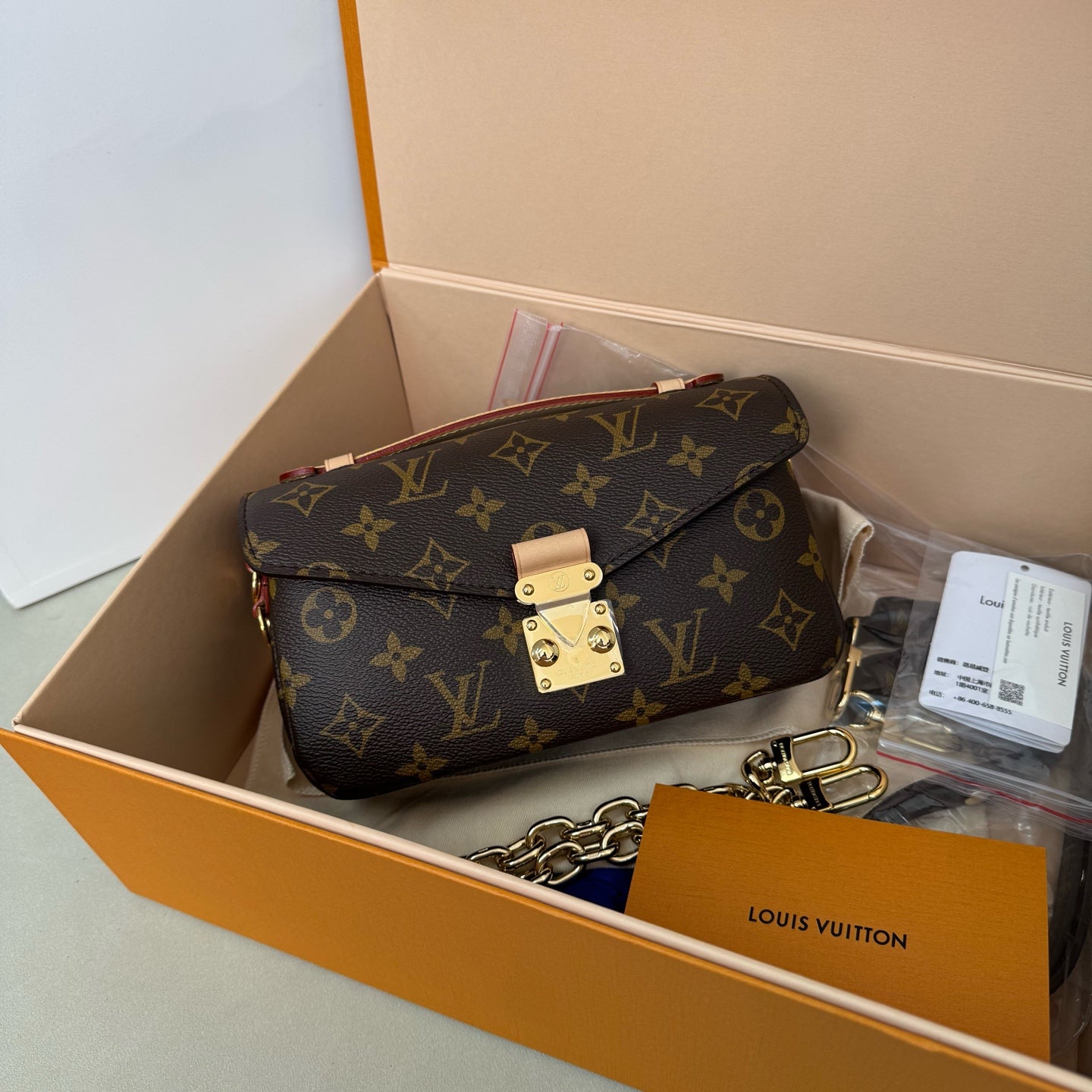 Louis Vuitton Pochette Métis East West in Monogram Canvas M46279