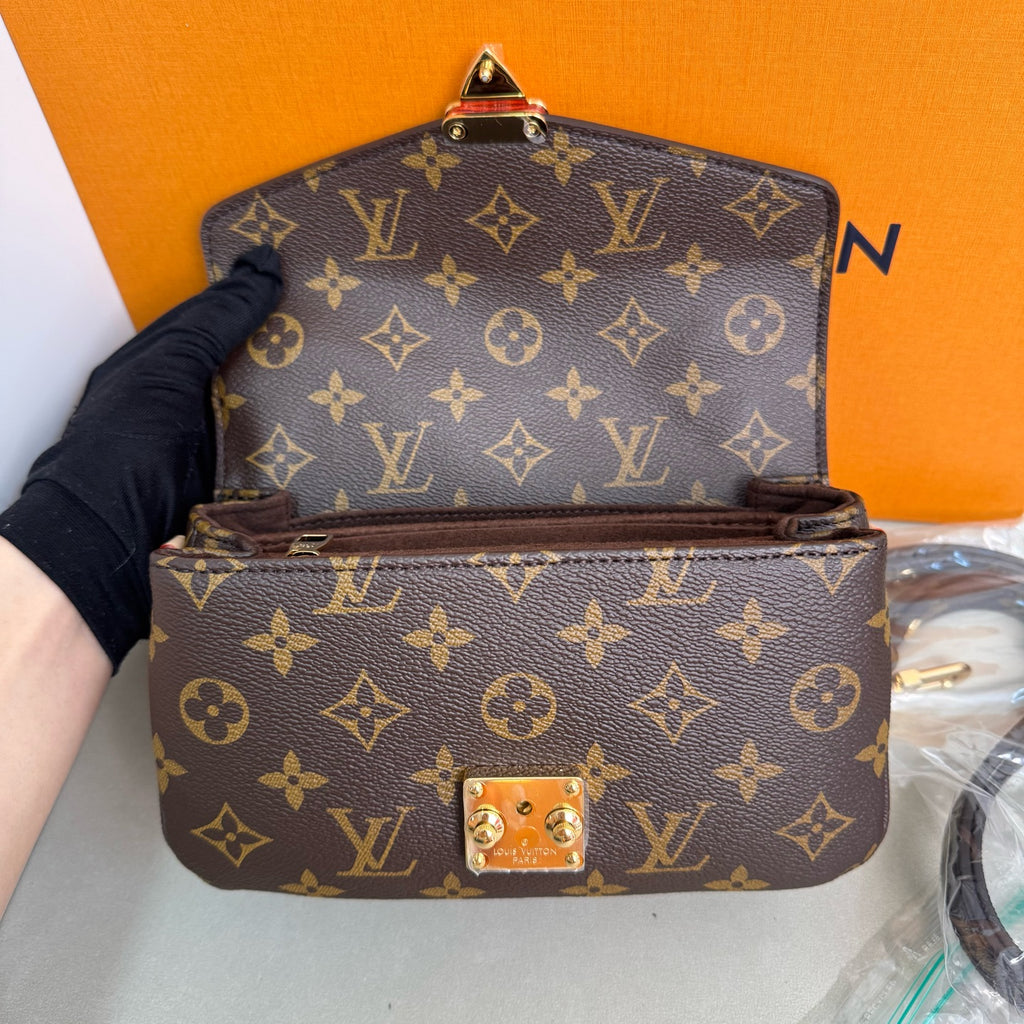 Louis Vuitton Pochette Métis East West in Monogram Canvas M46279