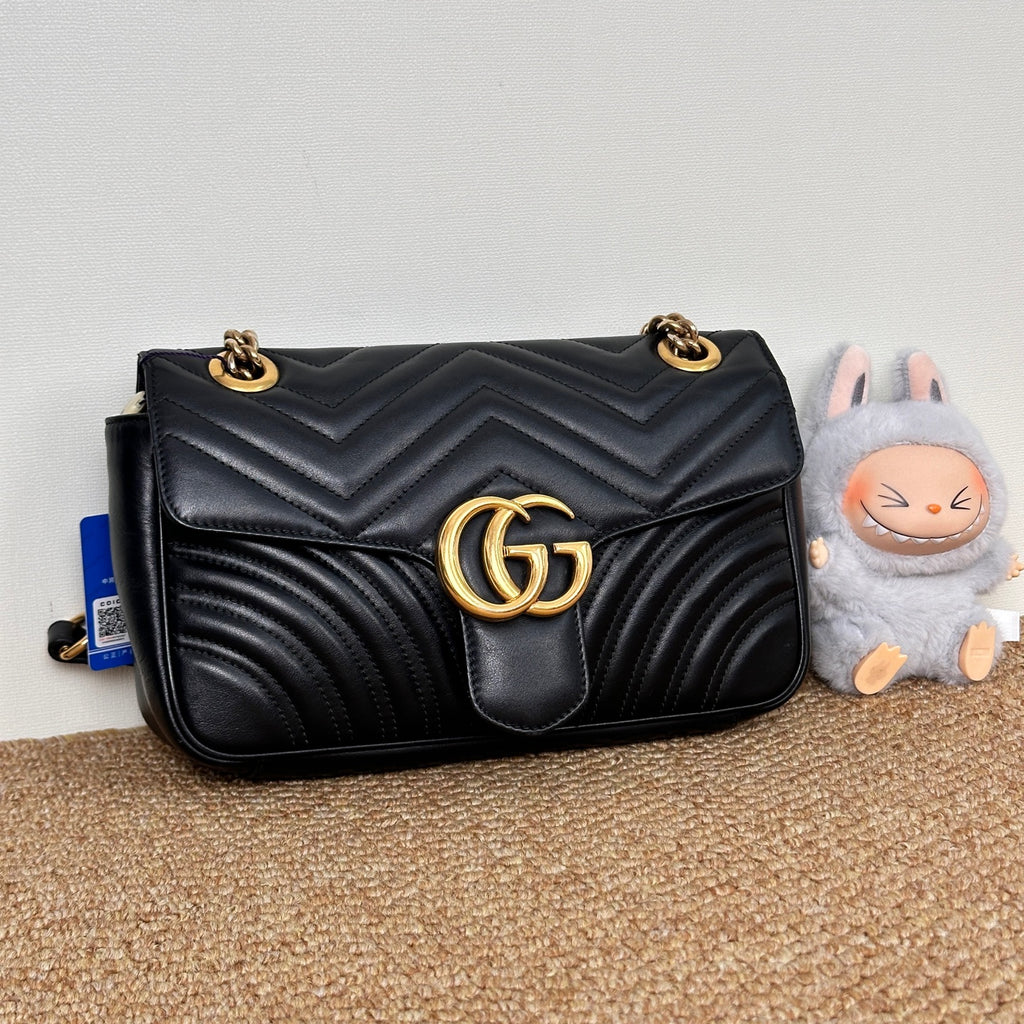 Gucci GG Marmont medium shoulder bag in black matelassé chevron leather 837267AAE381000
