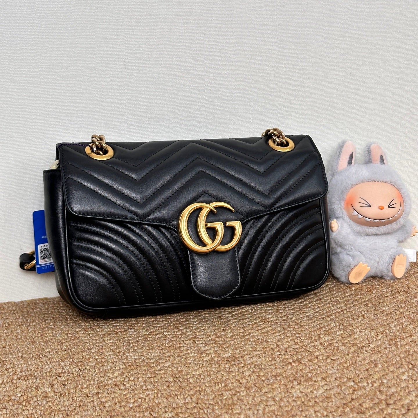 Gucci GG Marmont medium shoulder bag in black matelassé chevron leather 837267AAE381000
