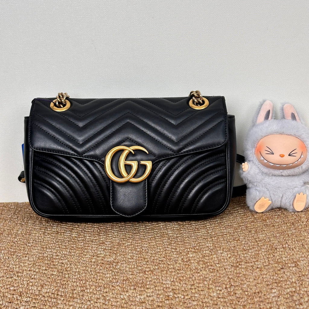 Gucci GG Marmont medium shoulder bag in black matelassé chevron leather 837267AAE381000