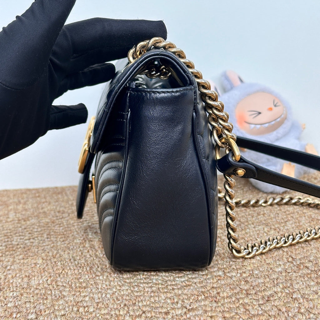 Gucci GG Marmont medium shoulder bag in black matelassé chevron leather 837267AAE381000