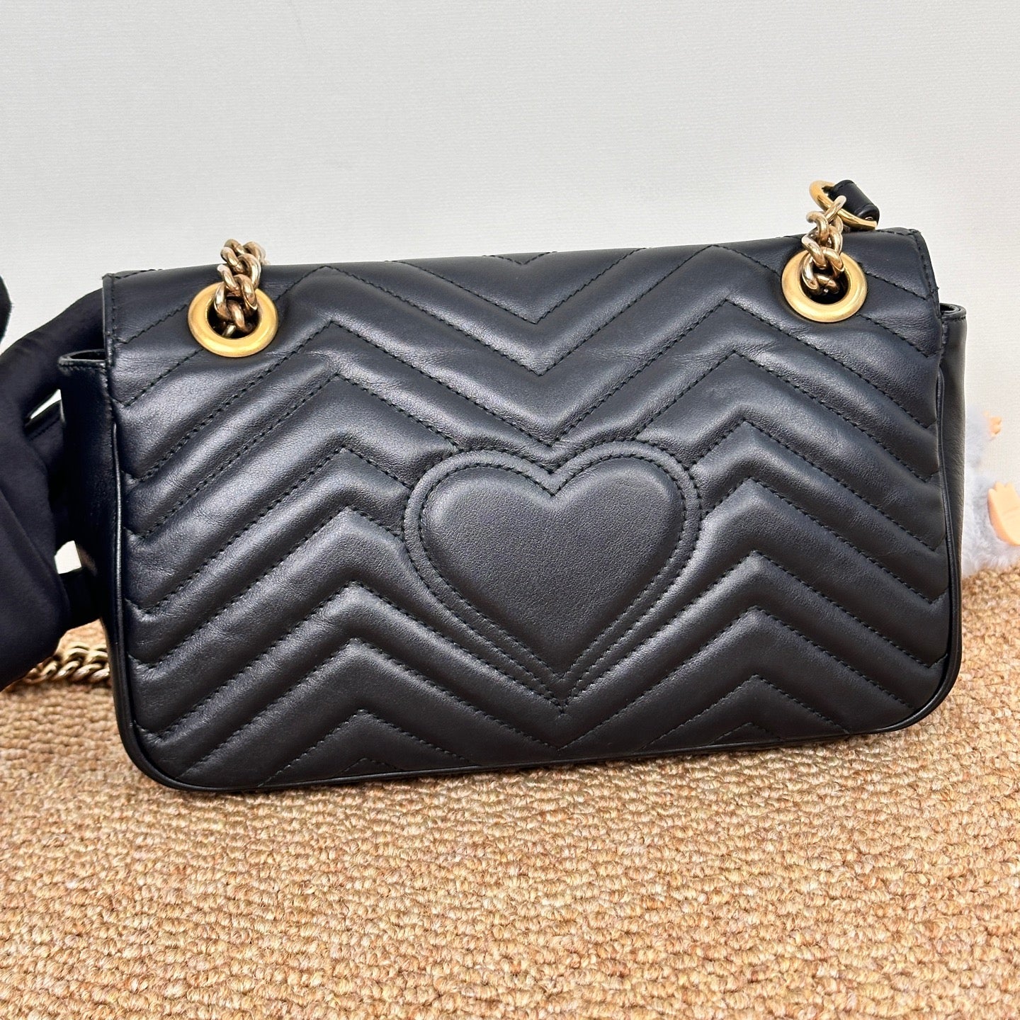 Gucci GG Marmont medium shoulder bag in black matelassé chevron leather 837267AAE381000