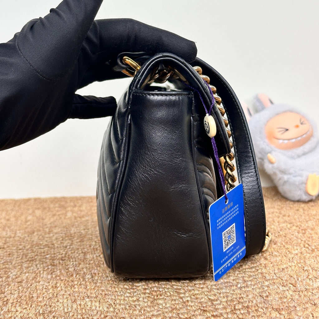 Gucci GG Marmont medium shoulder bag in black matelassé chevron leather 837267AAE381000