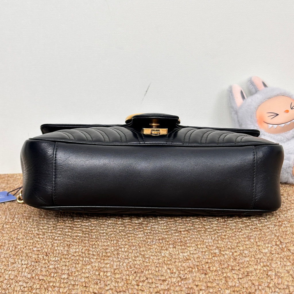 Gucci GG Marmont medium shoulder bag in black matelassé chevron leather 837267AAE381000