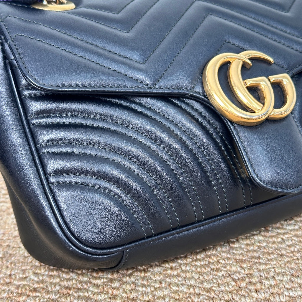 Gucci GG Marmont medium shoulder bag in black matelassé chevron leather 837267AAE381000