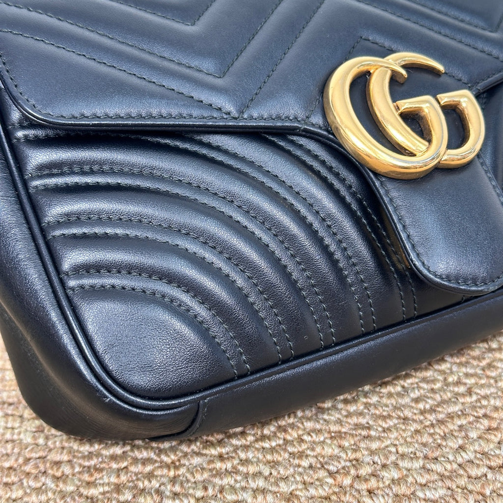 Gucci GG Marmont medium shoulder bag in black matelassé chevron leather 837267AAE381000