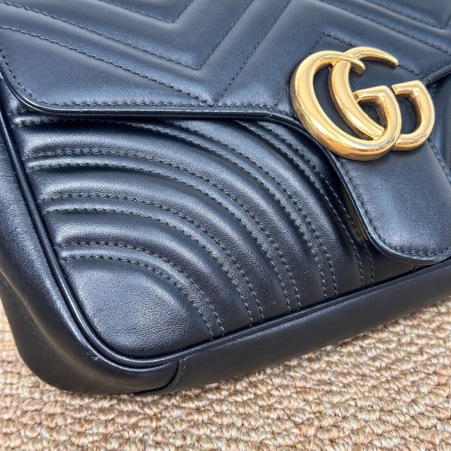 Gucci GG Marmont medium shoulder bag in black matelassé chevron leather 837267AAE381000