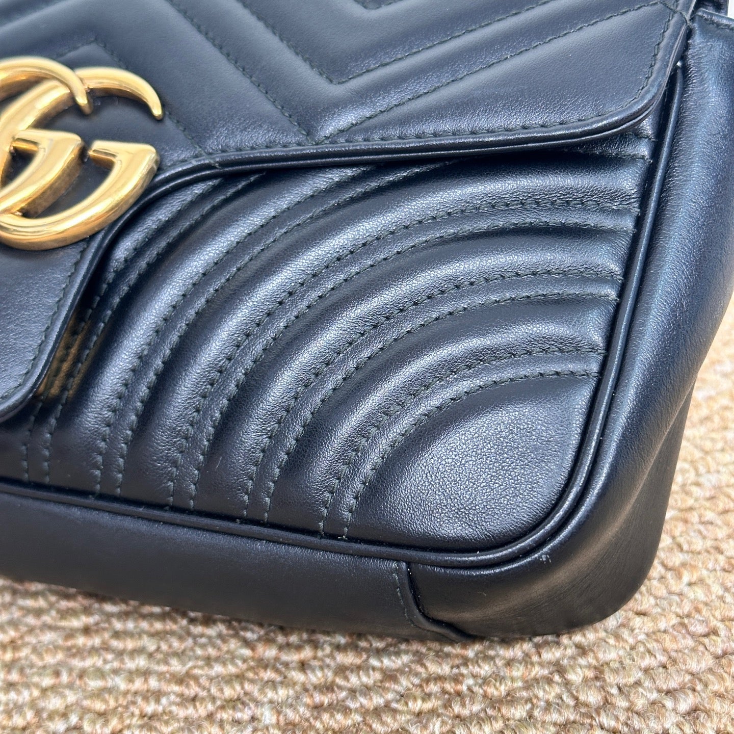 Gucci GG Marmont medium shoulder bag in black matelassé chevron leather 837267AAE381000