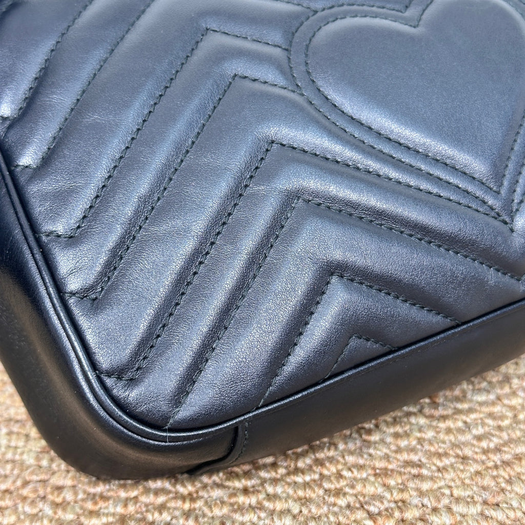 Gucci GG Marmont medium shoulder bag in black matelassé chevron leather 837267AAE381000