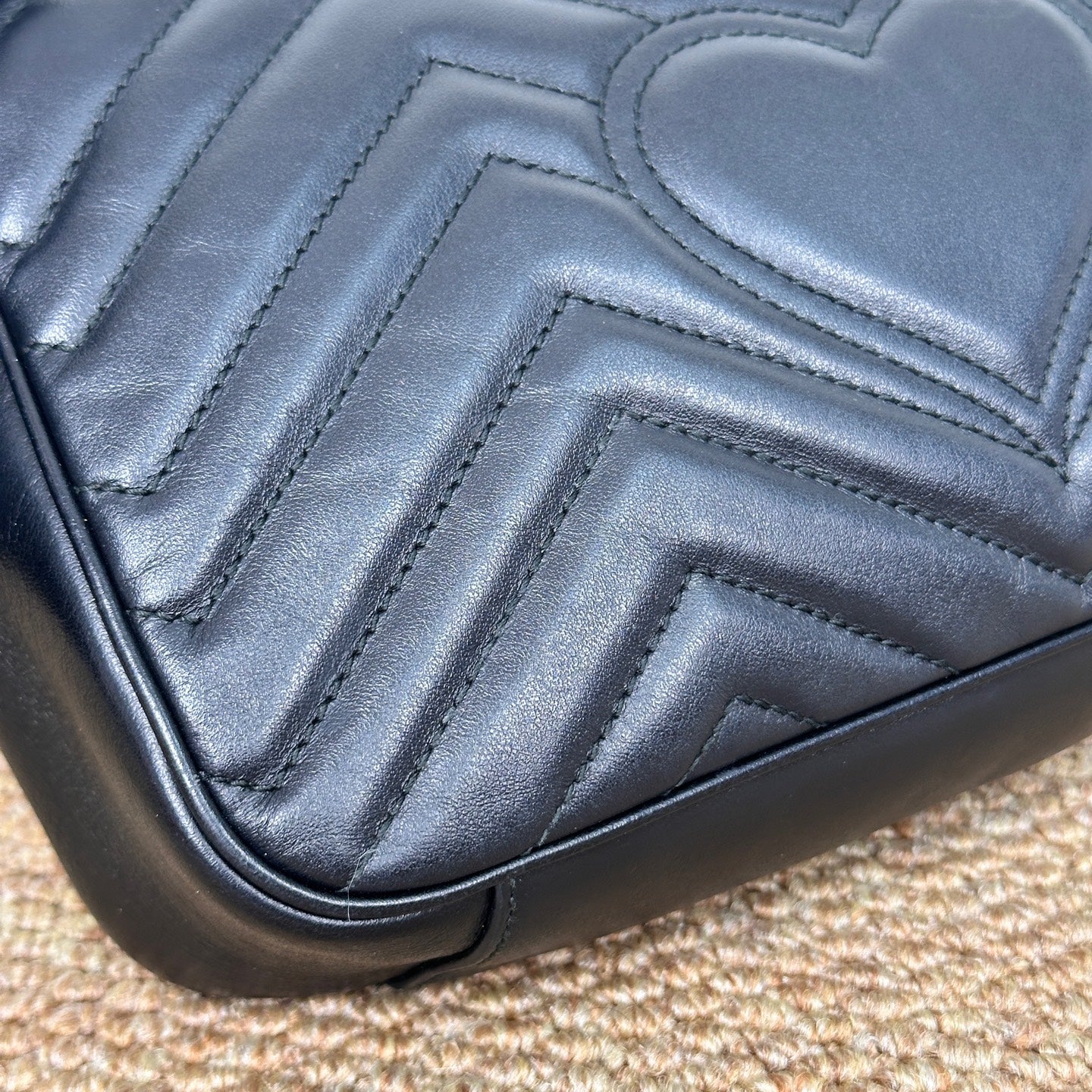 Gucci GG Marmont medium shoulder bag in black matelassé chevron leather 837267AAE381000