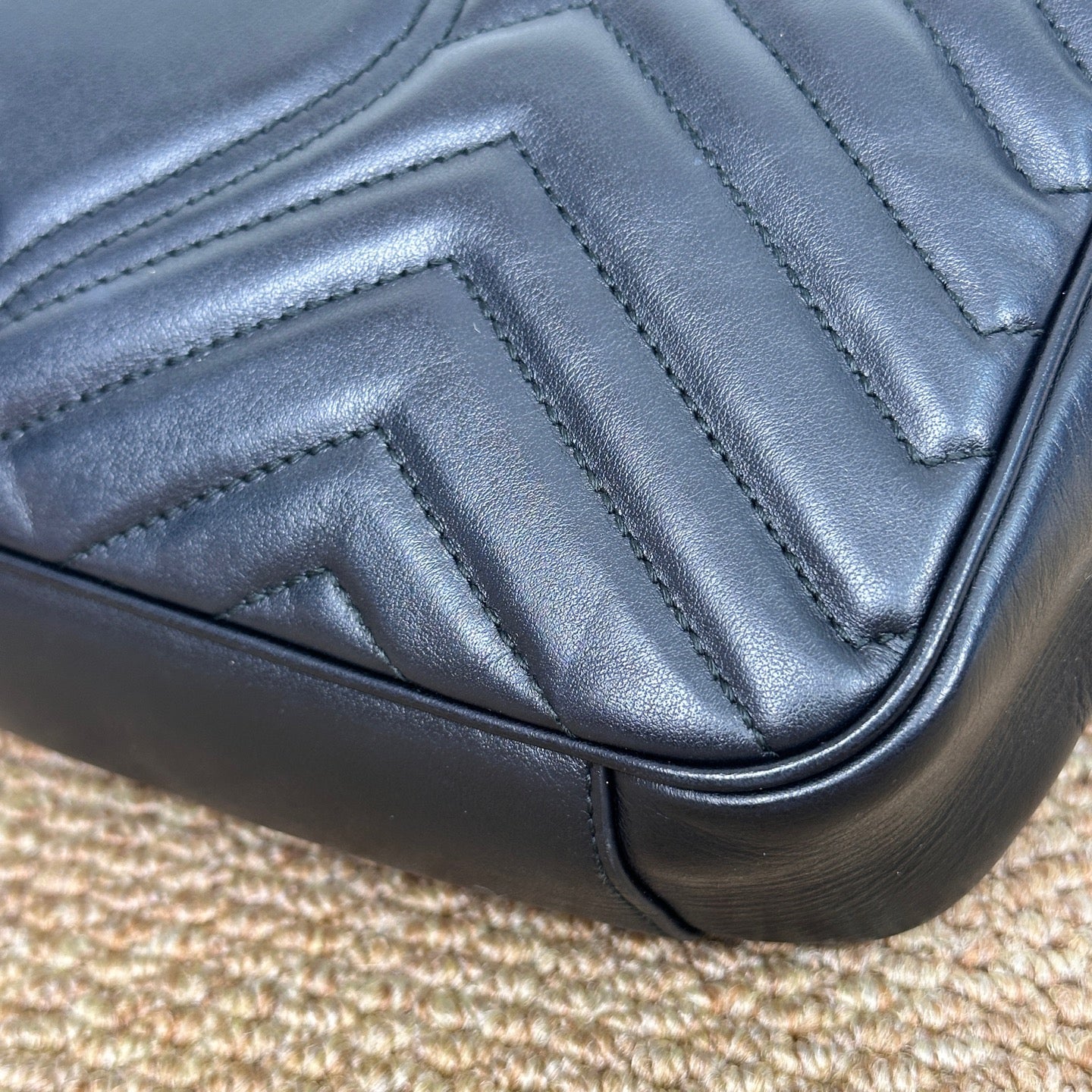 Gucci GG Marmont medium shoulder bag in black matelassé chevron leather 837267AAE381000