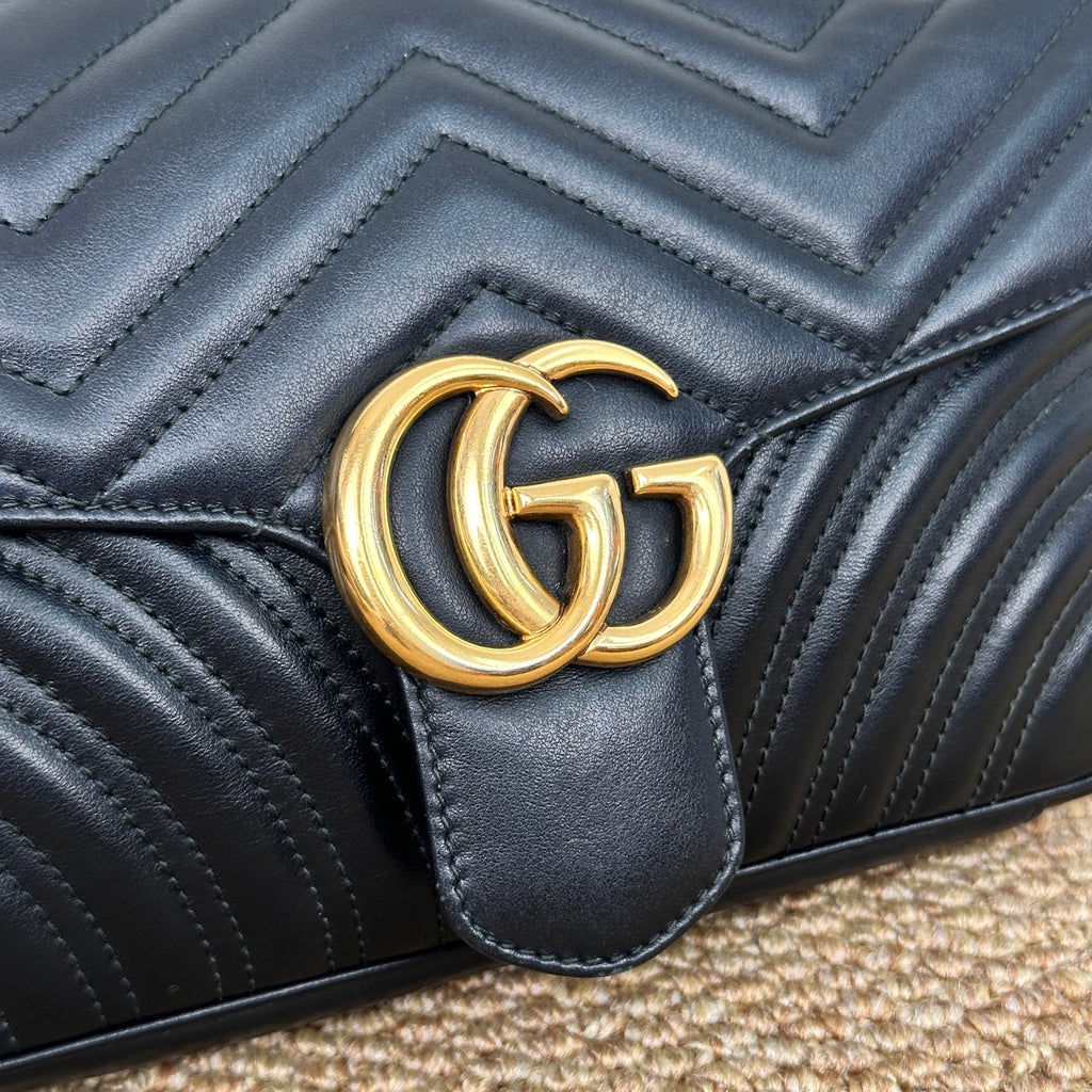 Gucci GG Marmont medium shoulder bag in black matelassé chevron leather 837267AAE381000