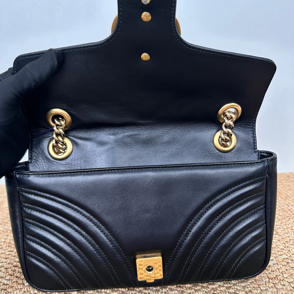 Gucci GG Marmont medium shoulder bag in black matelassé chevron leather 837267AAE381000