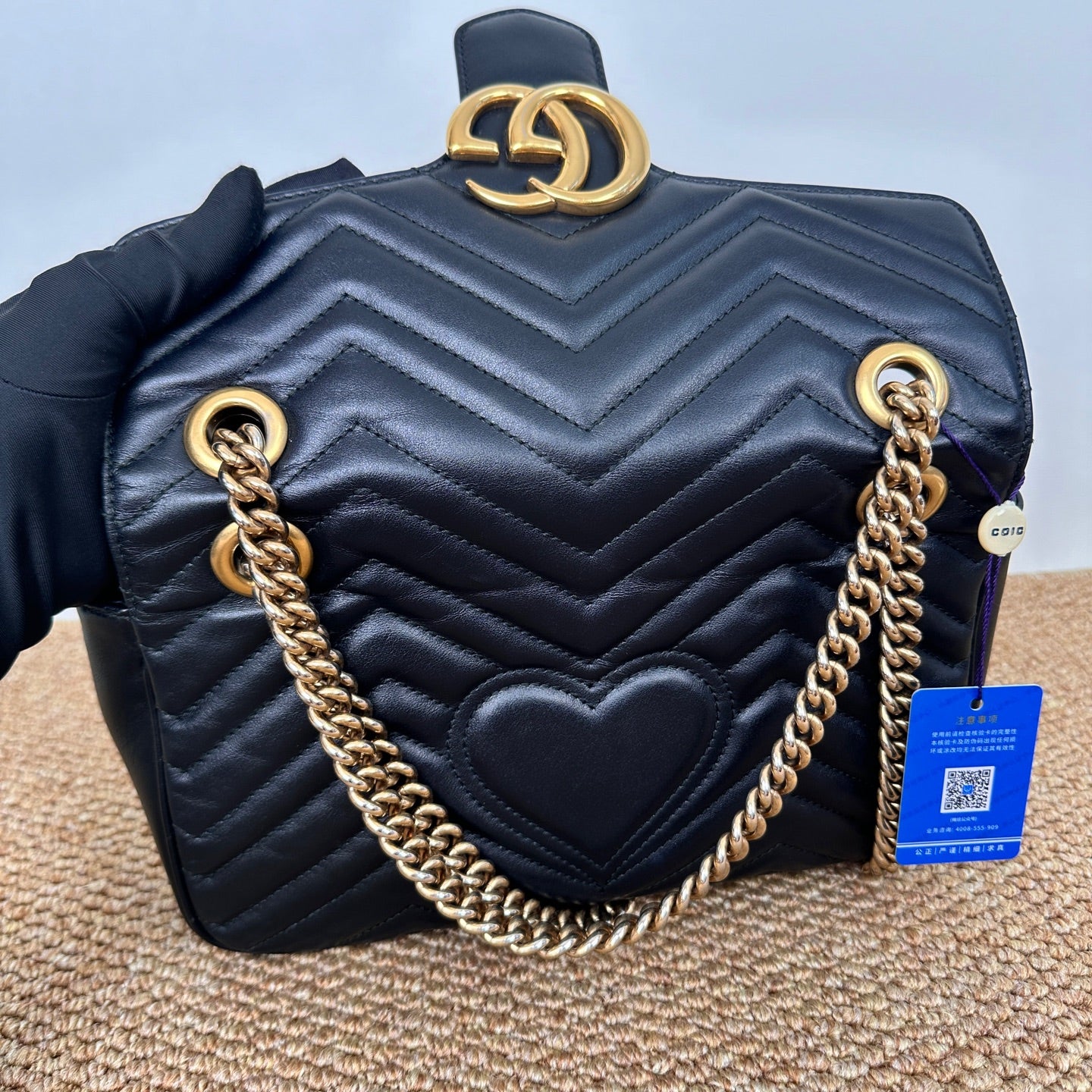 Gucci GG Marmont medium shoulder bag in black matelassé chevron leather 837267AAE381000