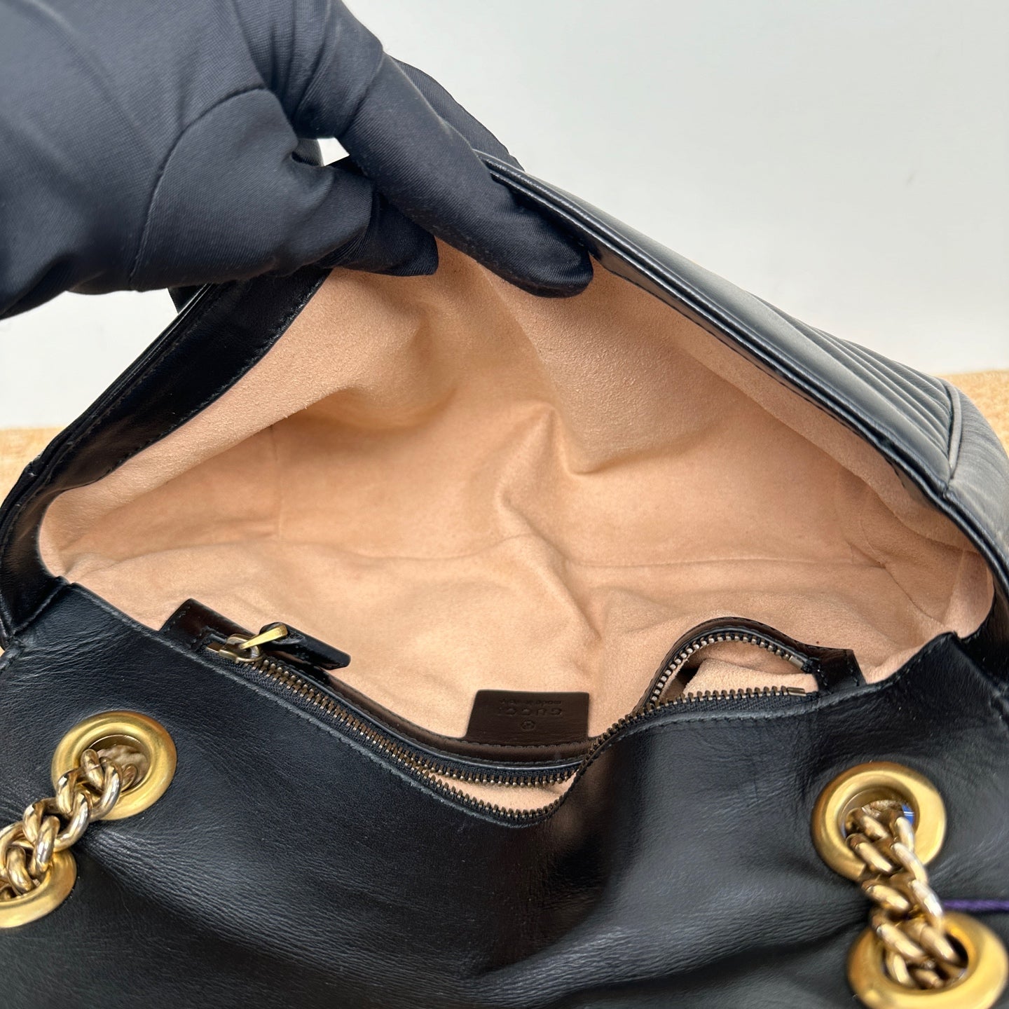 Gucci GG Marmont medium shoulder bag in black matelassé chevron leather 837267AAE381000