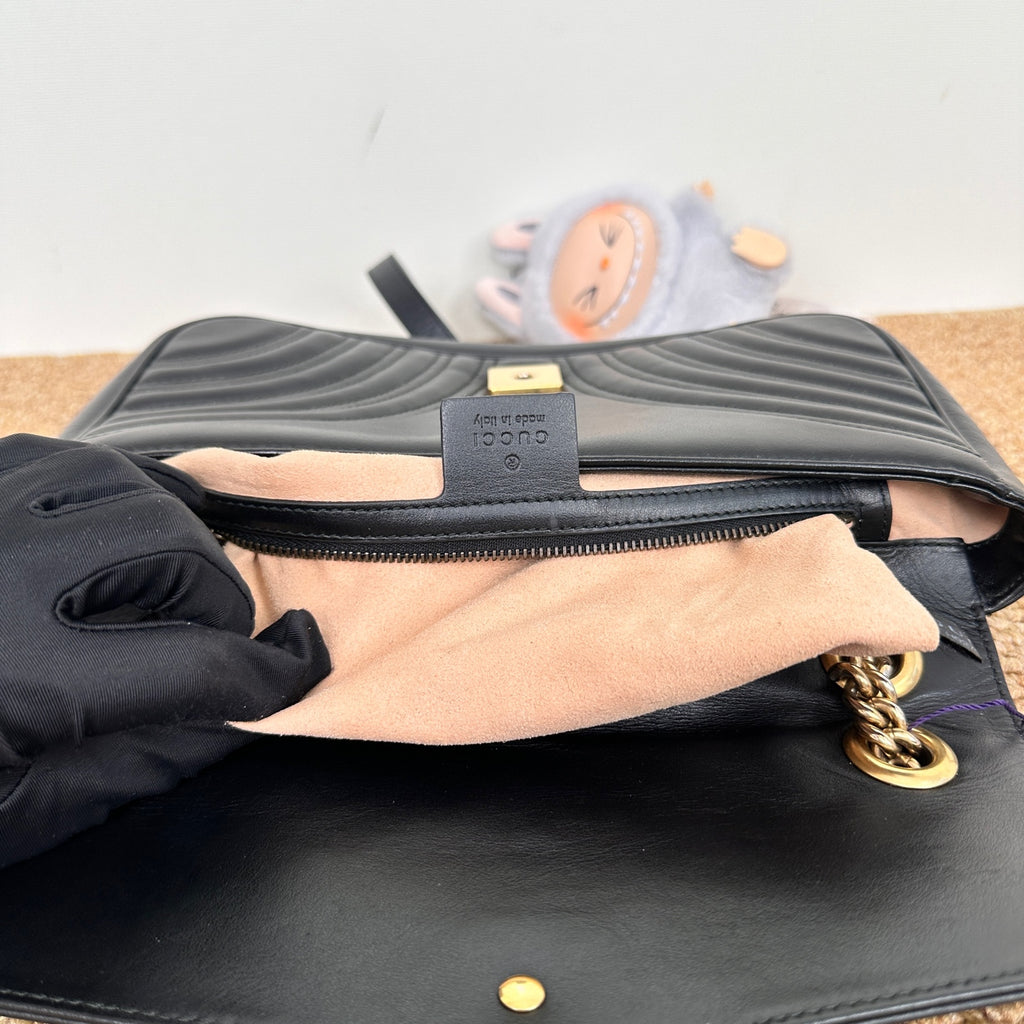 Gucci GG Marmont medium shoulder bag in black matelassé chevron leather 837267AAE381000