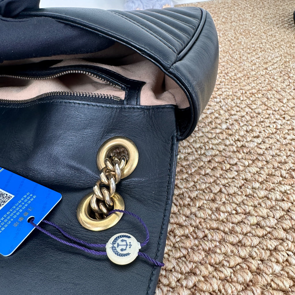 Gucci GG Marmont medium shoulder bag in black matelassé chevron leather 837267AAE381000