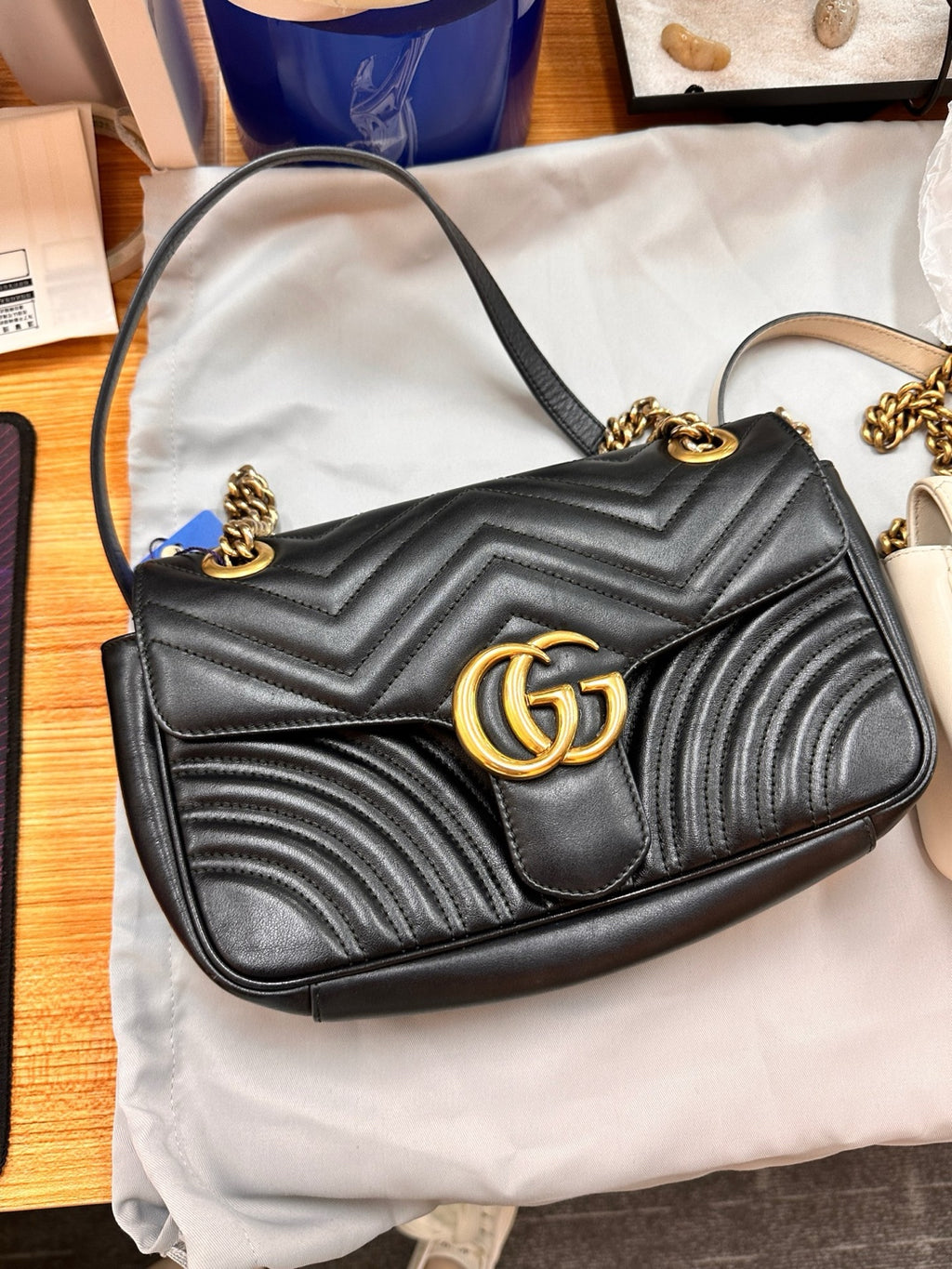 Gucci GG Marmont medium shoulder bag in black matelassé chevron leather 837267AAE381000
