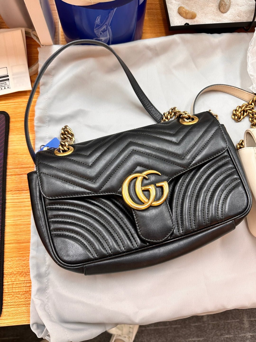 Gucci GG Marmont medium shoulder bag in black matelassé chevron leather 837267AAE381000