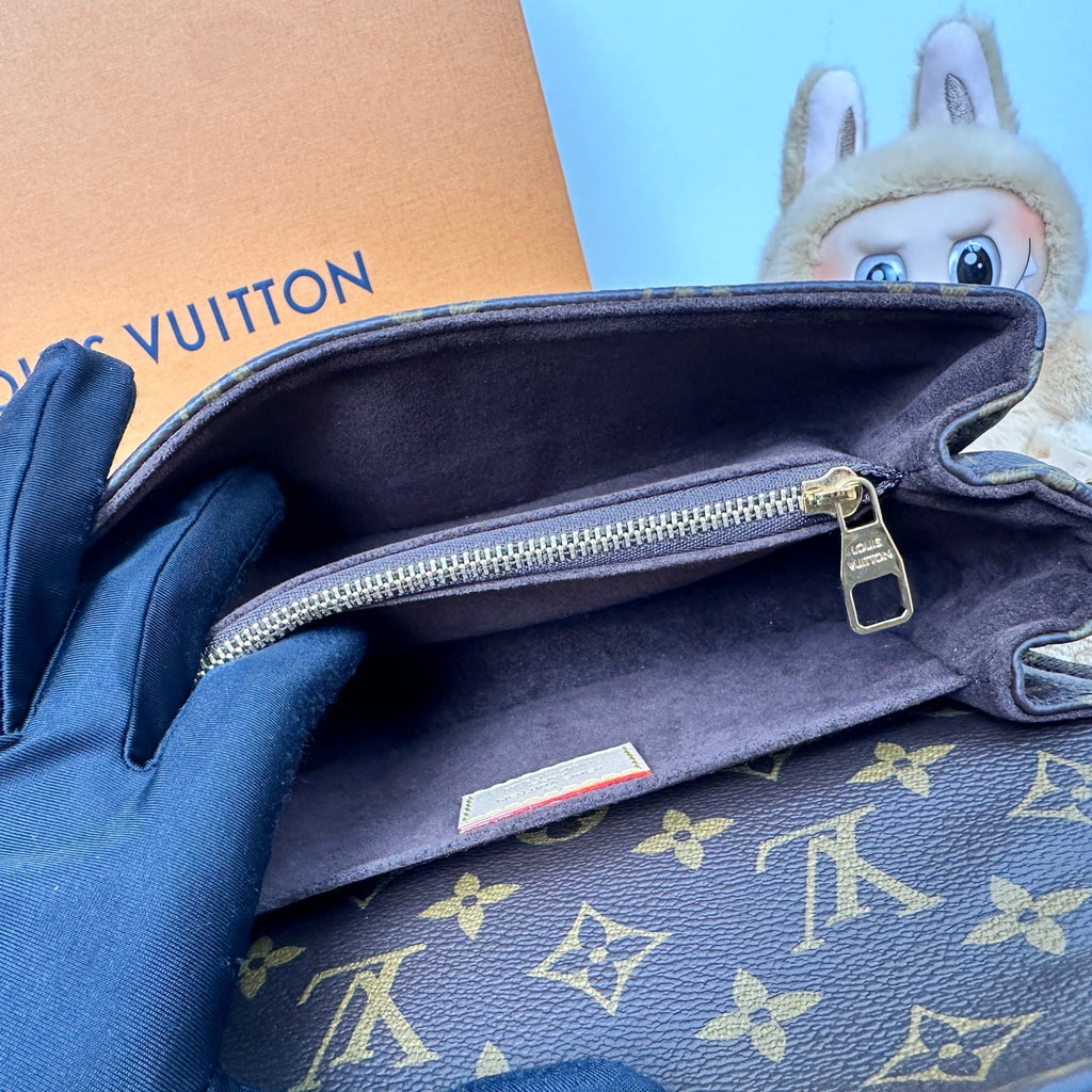 Louis Vuitton Pochette Métis East West in Monogram Canvas M46279