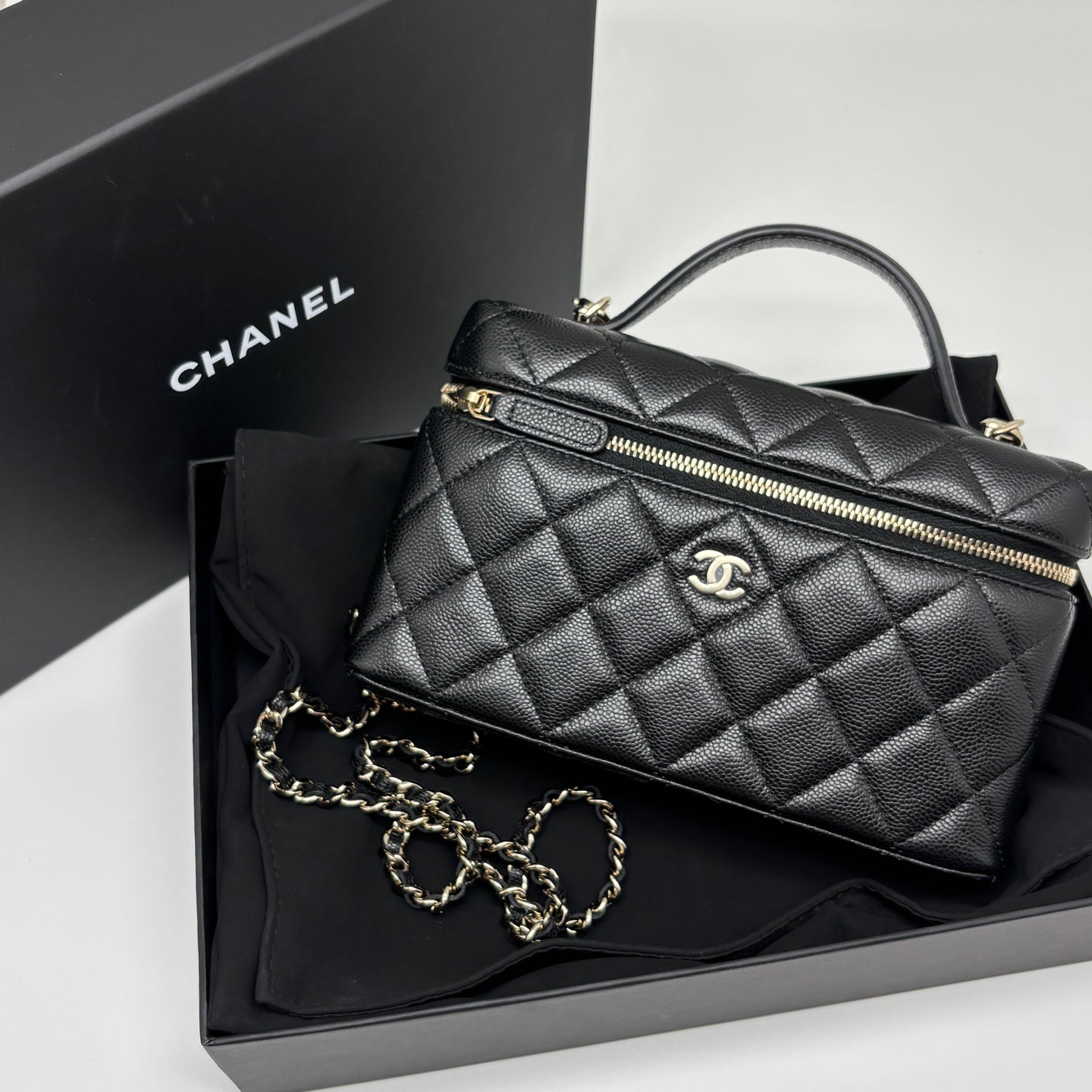 Chanel Vanity Case in Quilted Lambskin & Gold-Tone Metal AP4385-Y04059-C3906