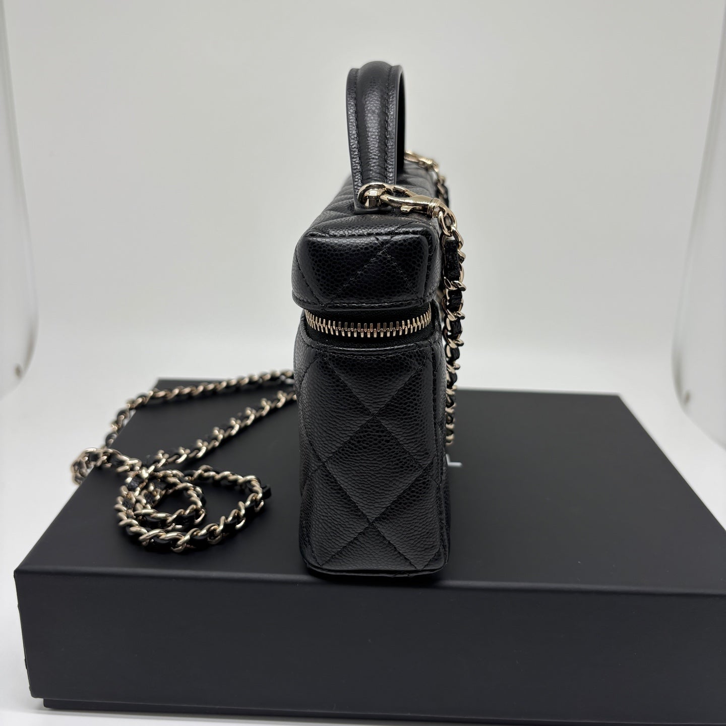 Chanel Vanity Case in Quilted Lambskin & Gold-Tone Metal AP4385-Y04059-C3906