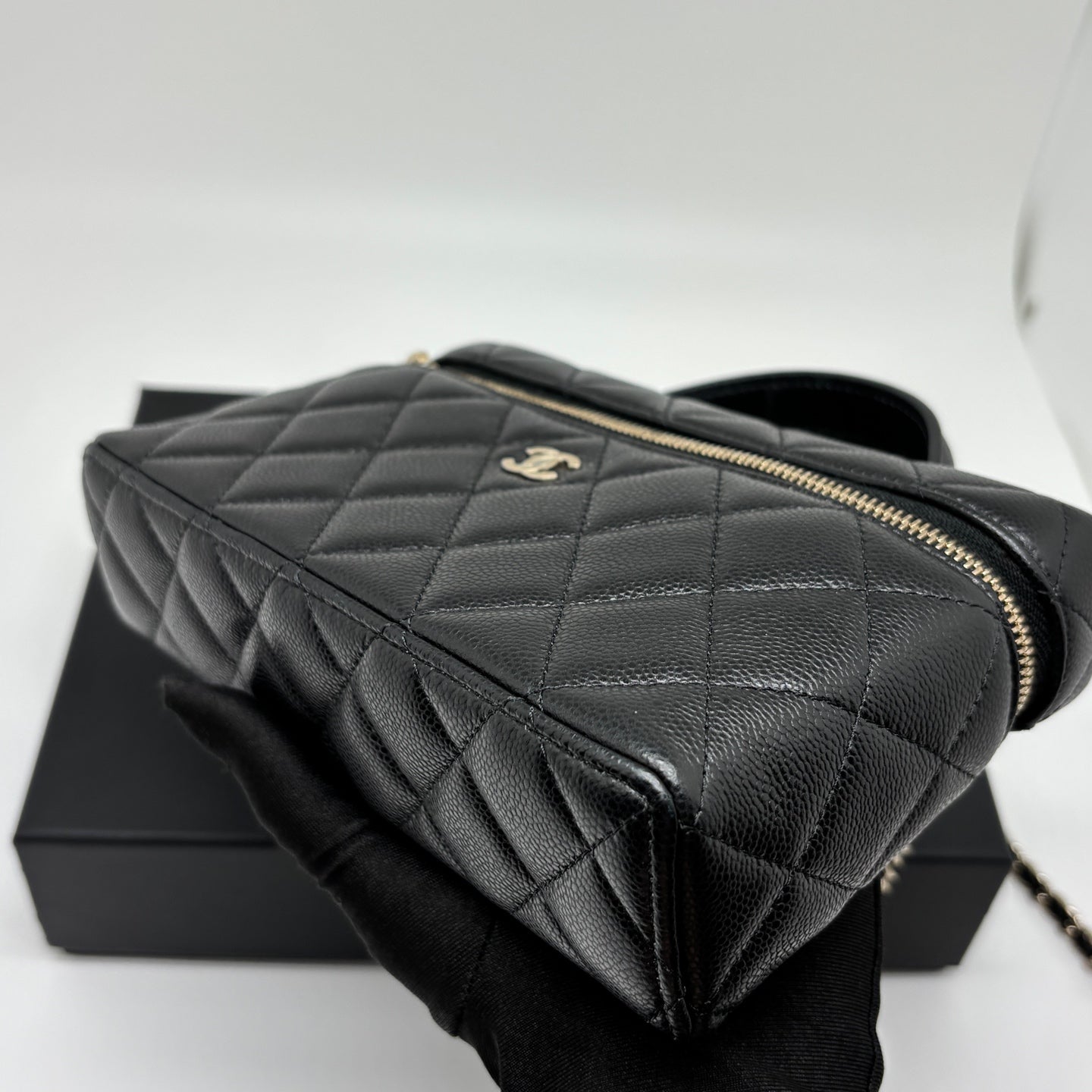 Chanel Vanity Case in Quilted Lambskin & Gold-Tone Metal AP4385-Y04059-C3906