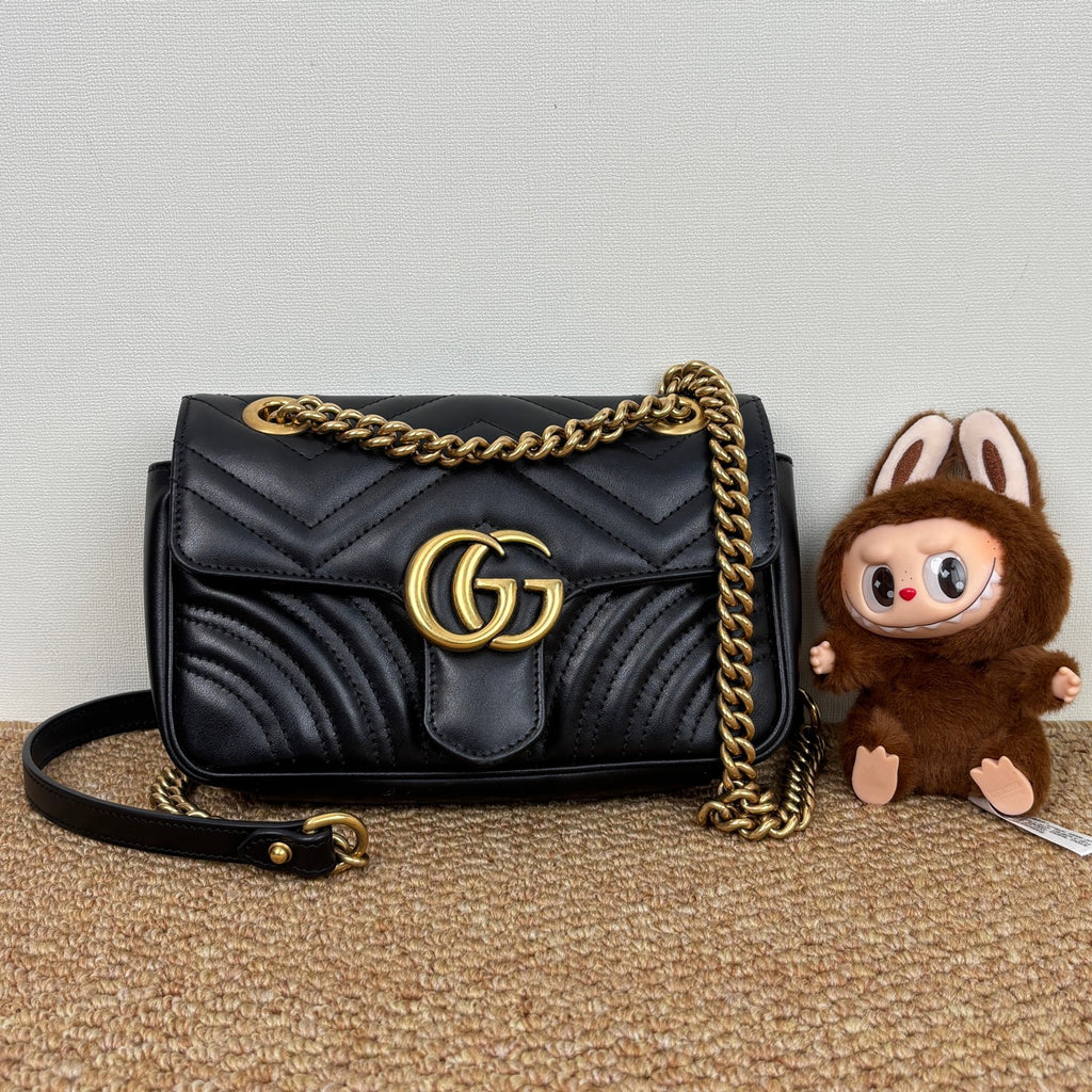 Gucci GG Marmont medium shoulder bag in quilted chevron leather 446744DTDIT1000