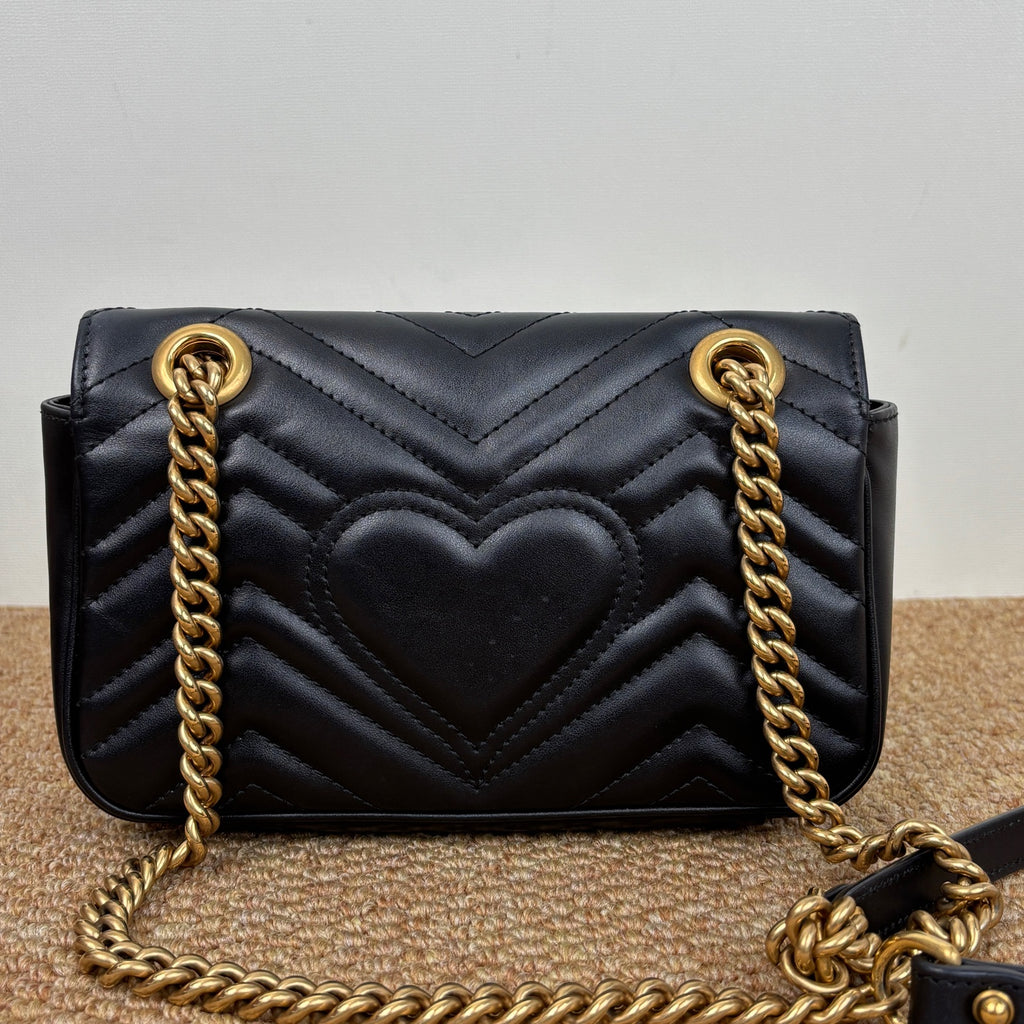 Gucci GG Marmont medium shoulder bag in quilted chevron leather 446744DTDIT1000