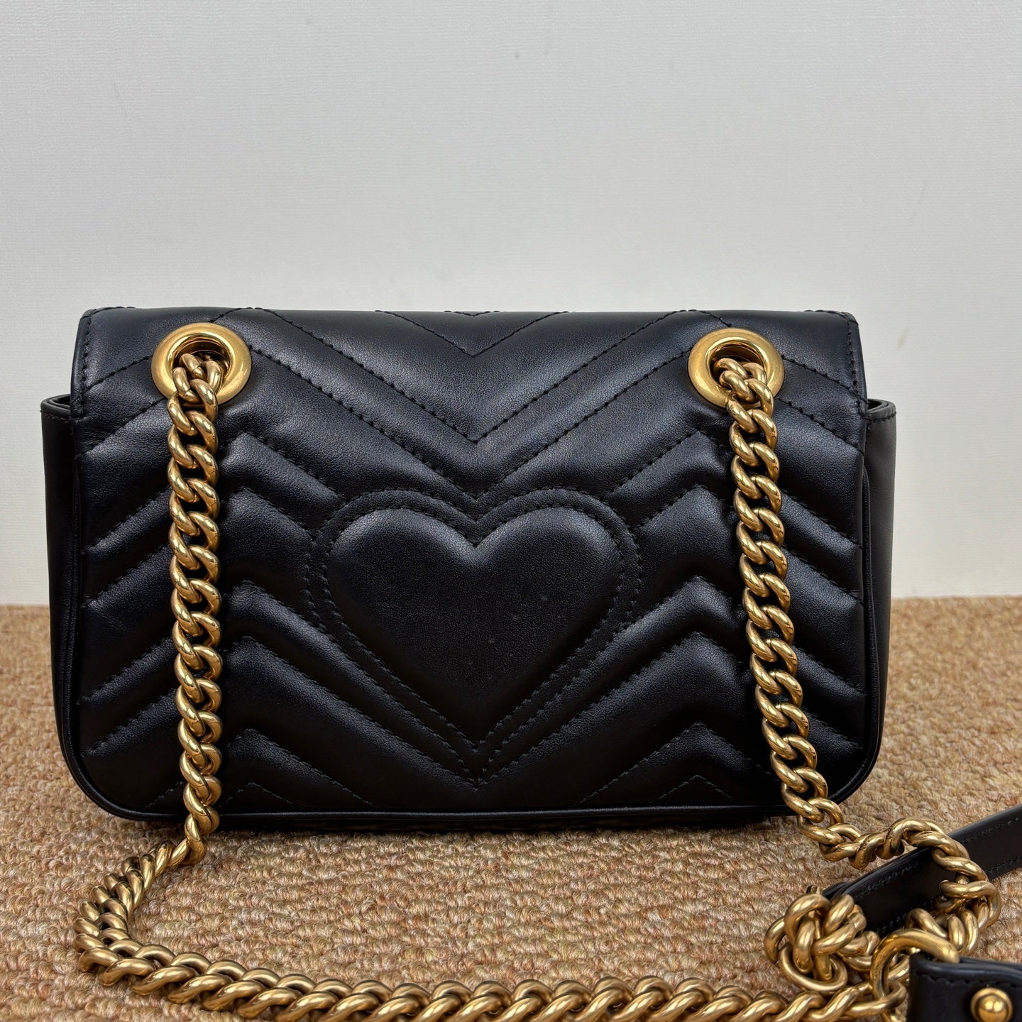Gucci GG Marmont medium shoulder bag in quilted chevron leather 446744DTDIT1000