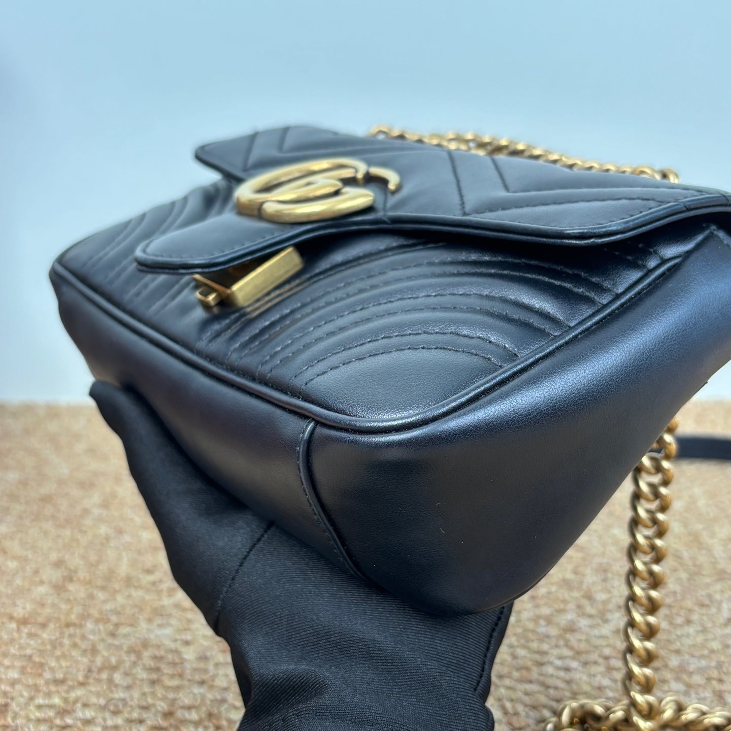 Gucci GG Marmont medium shoulder bag in quilted chevron leather 446744DTDIT1000