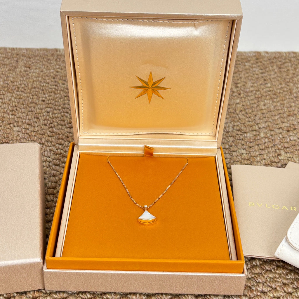 Bvlgari DIVAS’ DREAM necklace in 18 kt rose gold, mother-of-pearl and one diamond