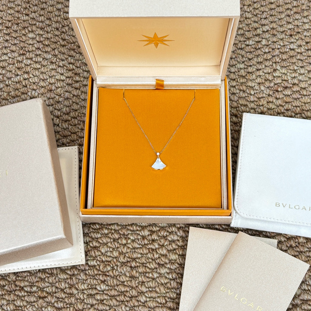 Bvlgari DIVAS’ DREAM necklace in 18 kt rose gold, mother-of-pearl and one diamond