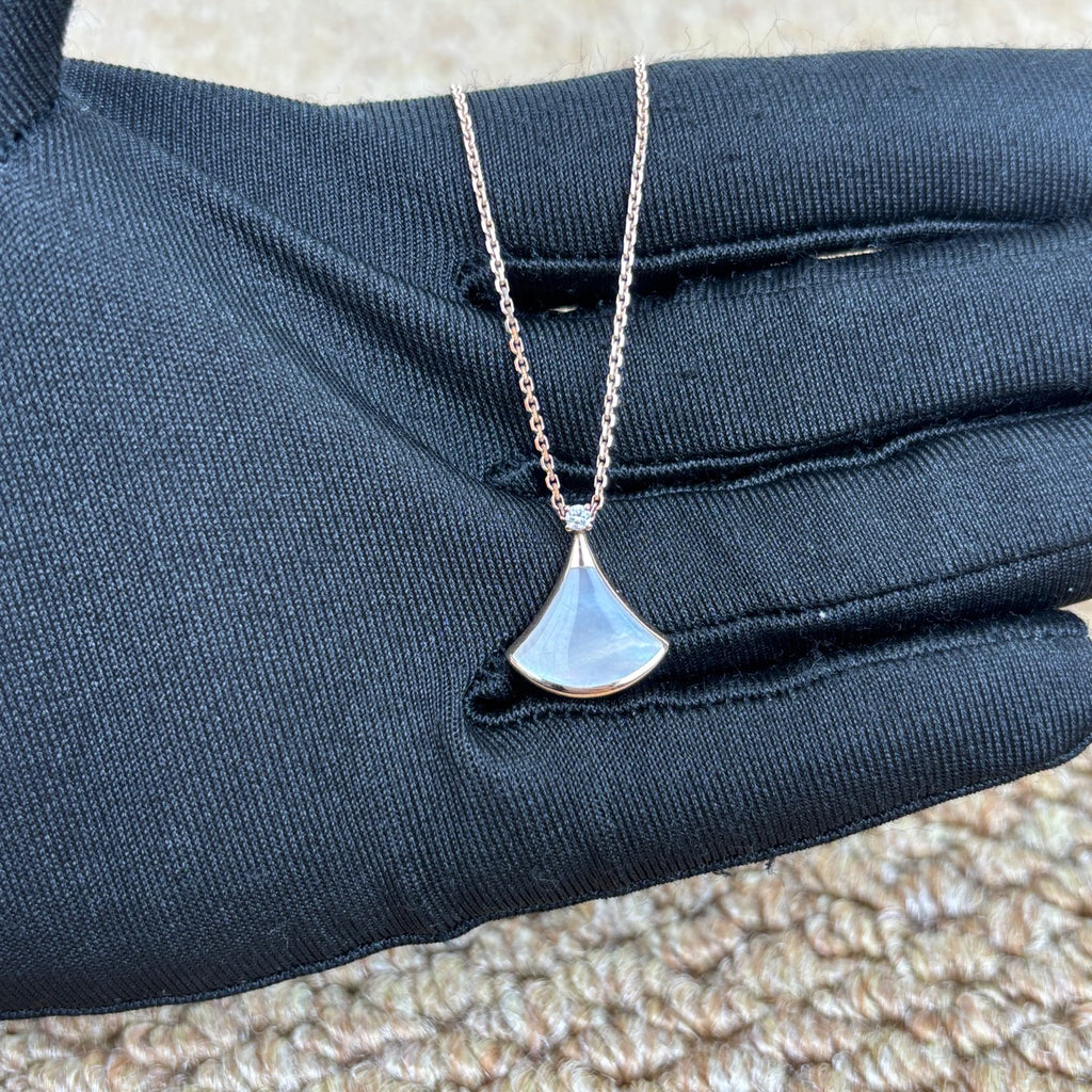 Bvlgari DIVAS’ DREAM necklace in 18 kt rose gold, mother-of-pearl and one diamond