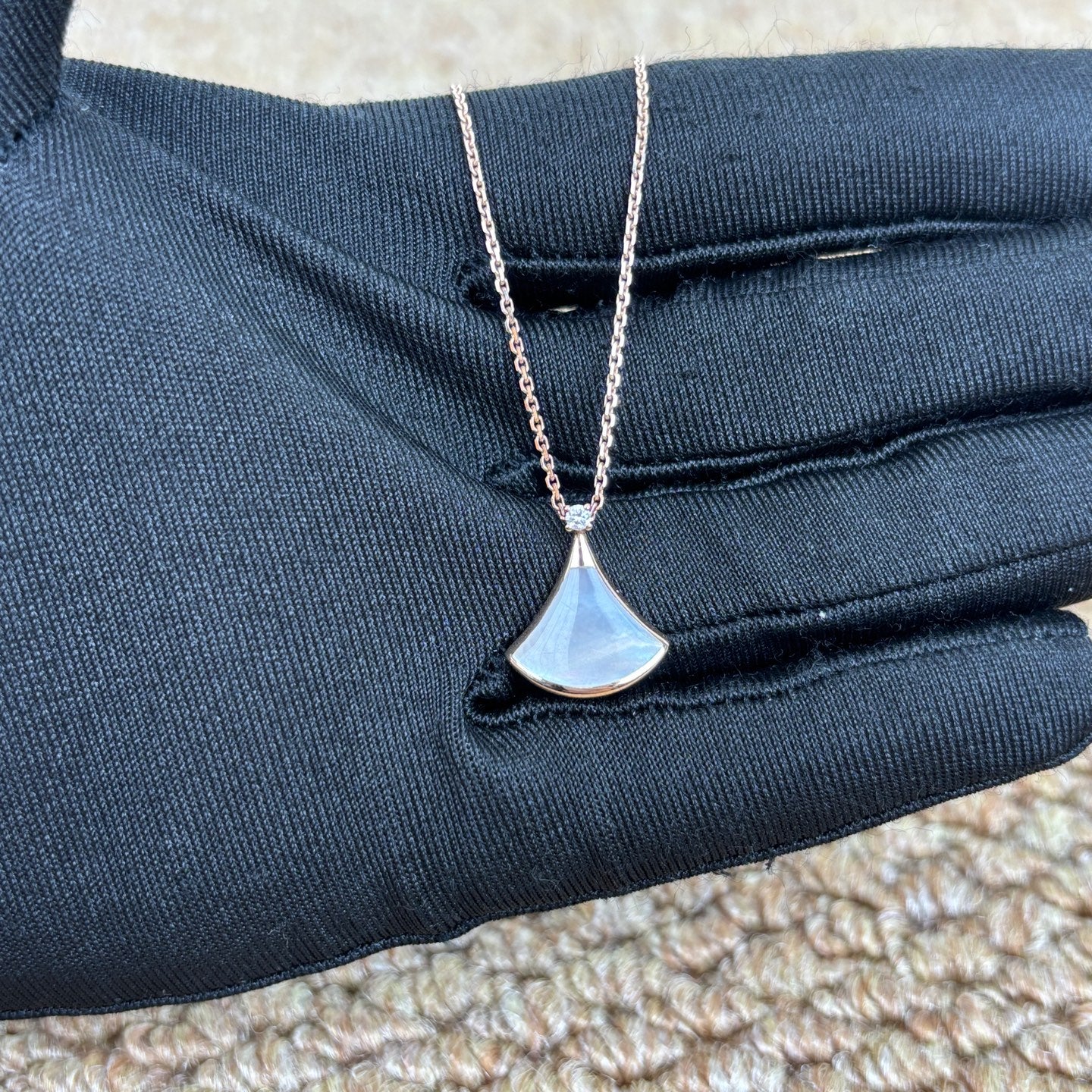 Bvlgari DIVAS’ DREAM necklace in 18 kt rose gold, mother-of-pearl and one diamond