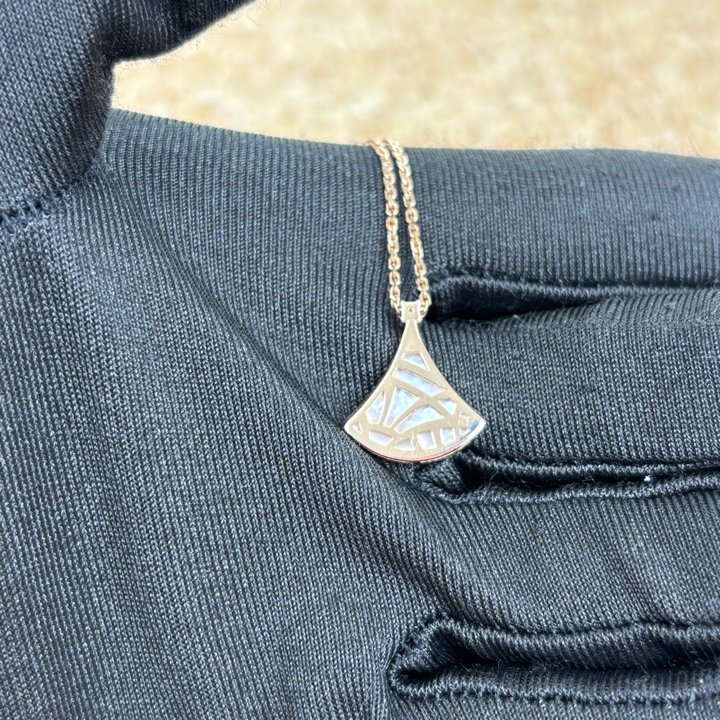 Bvlgari DIVAS’ DREAM necklace in 18 kt rose gold, mother-of-pearl and one diamond