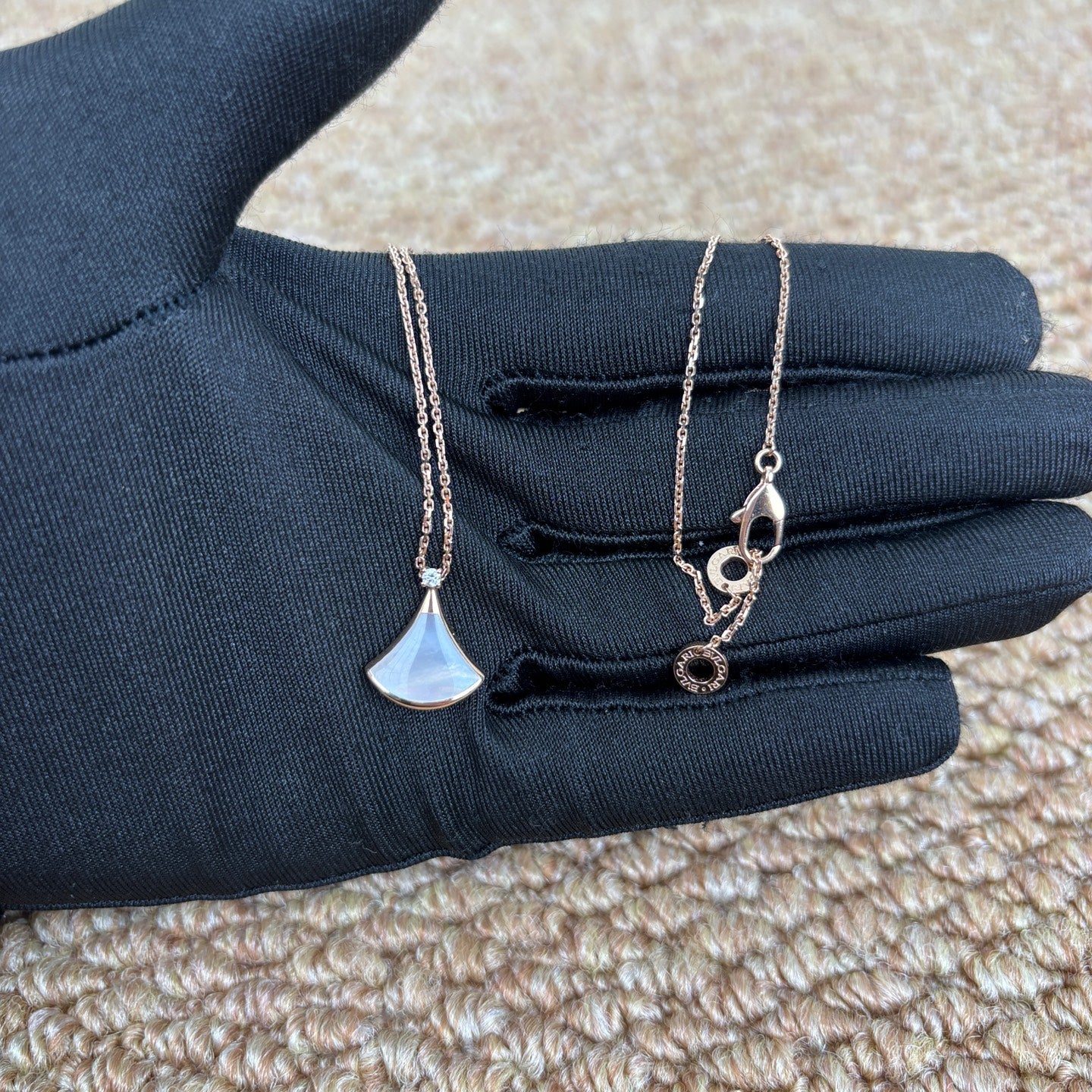 Bvlgari DIVAS’ DREAM necklace in 18 kt rose gold, mother-of-pearl and one diamond