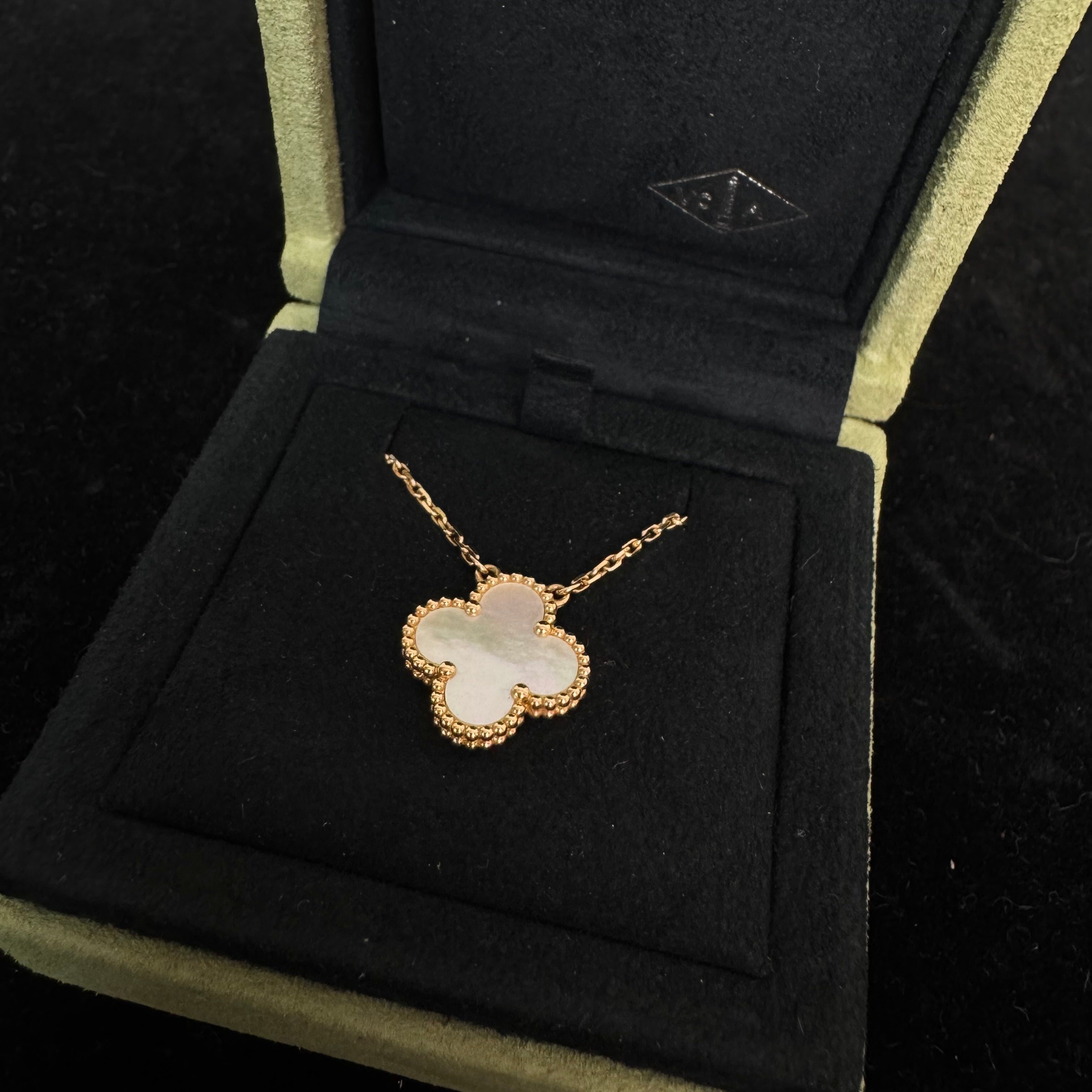 Van Cleef & Arpels Vintage Alhambra pendant, yellow gold, mother-of-pearl VCARA45900