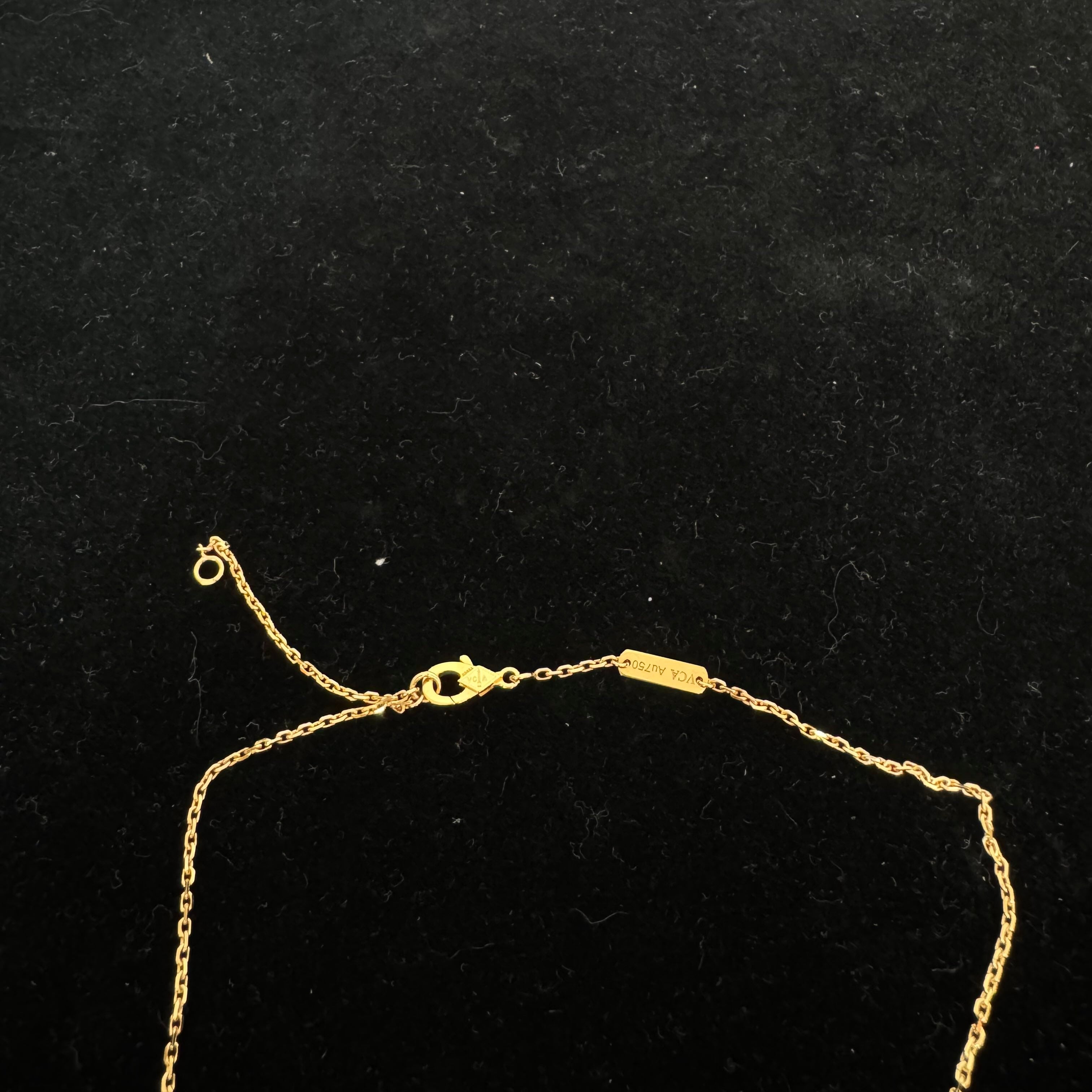 Van Cleef & Arpels Vintage Alhambra pendant, yellow gold, mother-of-pearl VCARA45900