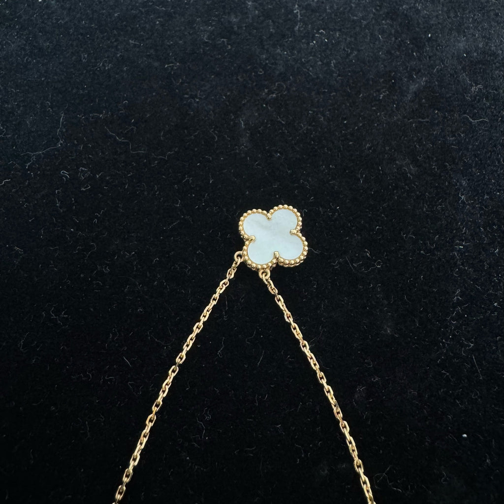 Van Cleef & Arpels Vintage Alhambra pendant, yellow gold, mother-of-pearl VCARA45900