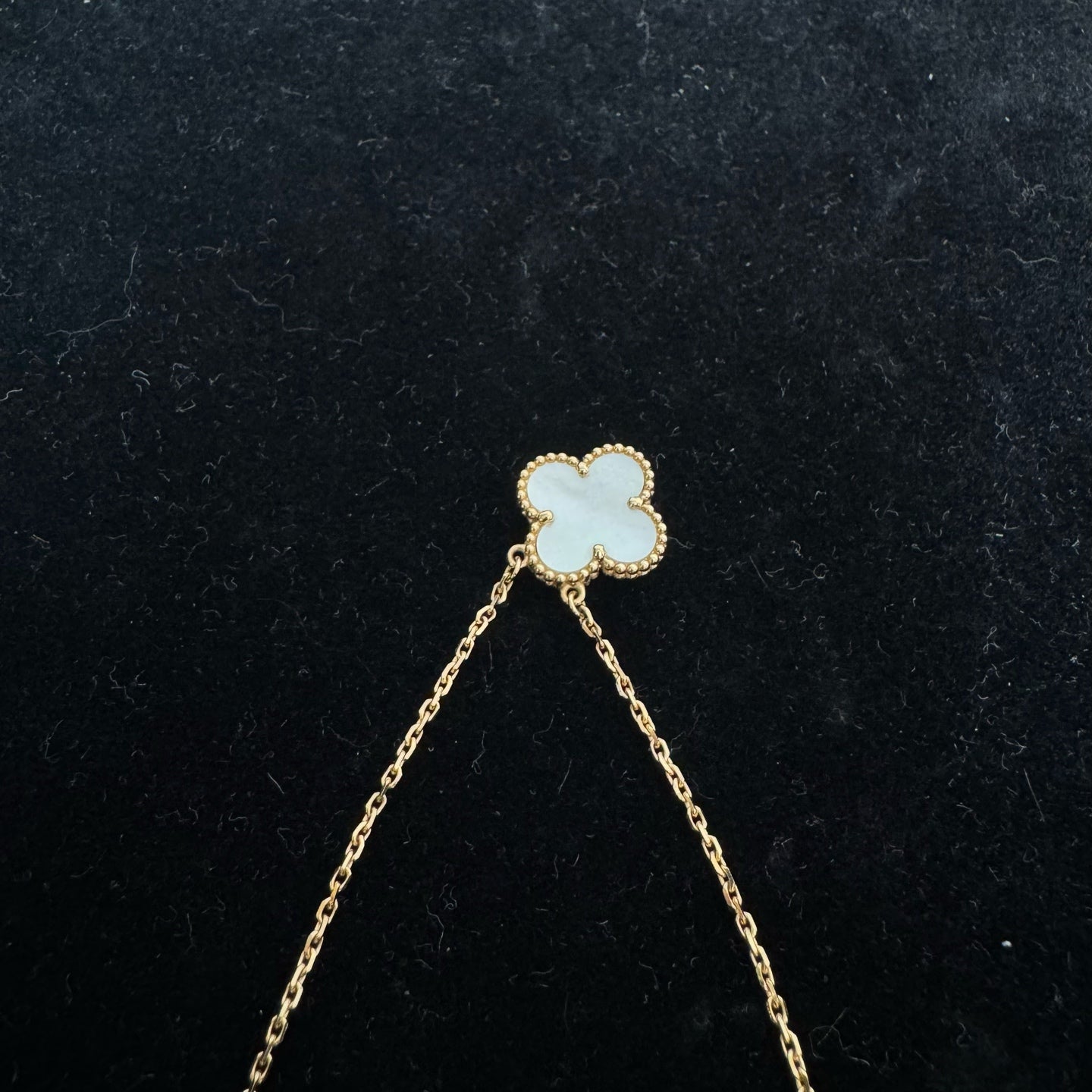 Van Cleef & Arpels Vintage Alhambra pendant, yellow gold, mother-of-pearl VCARA45900