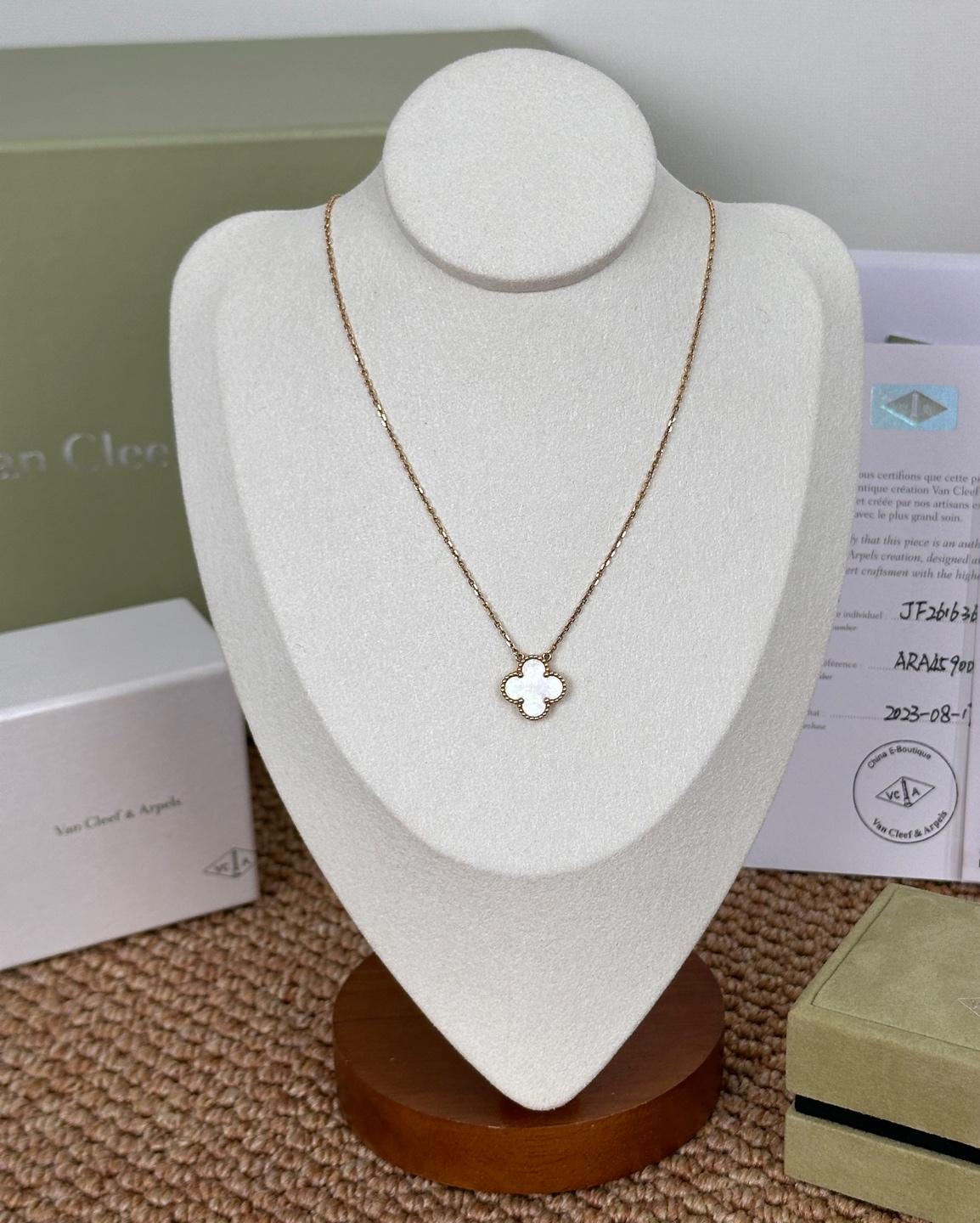 Van Cleef & Arpels Vintage Alhambra pendant, yellow gold, mother-of-pearl VCARA45900